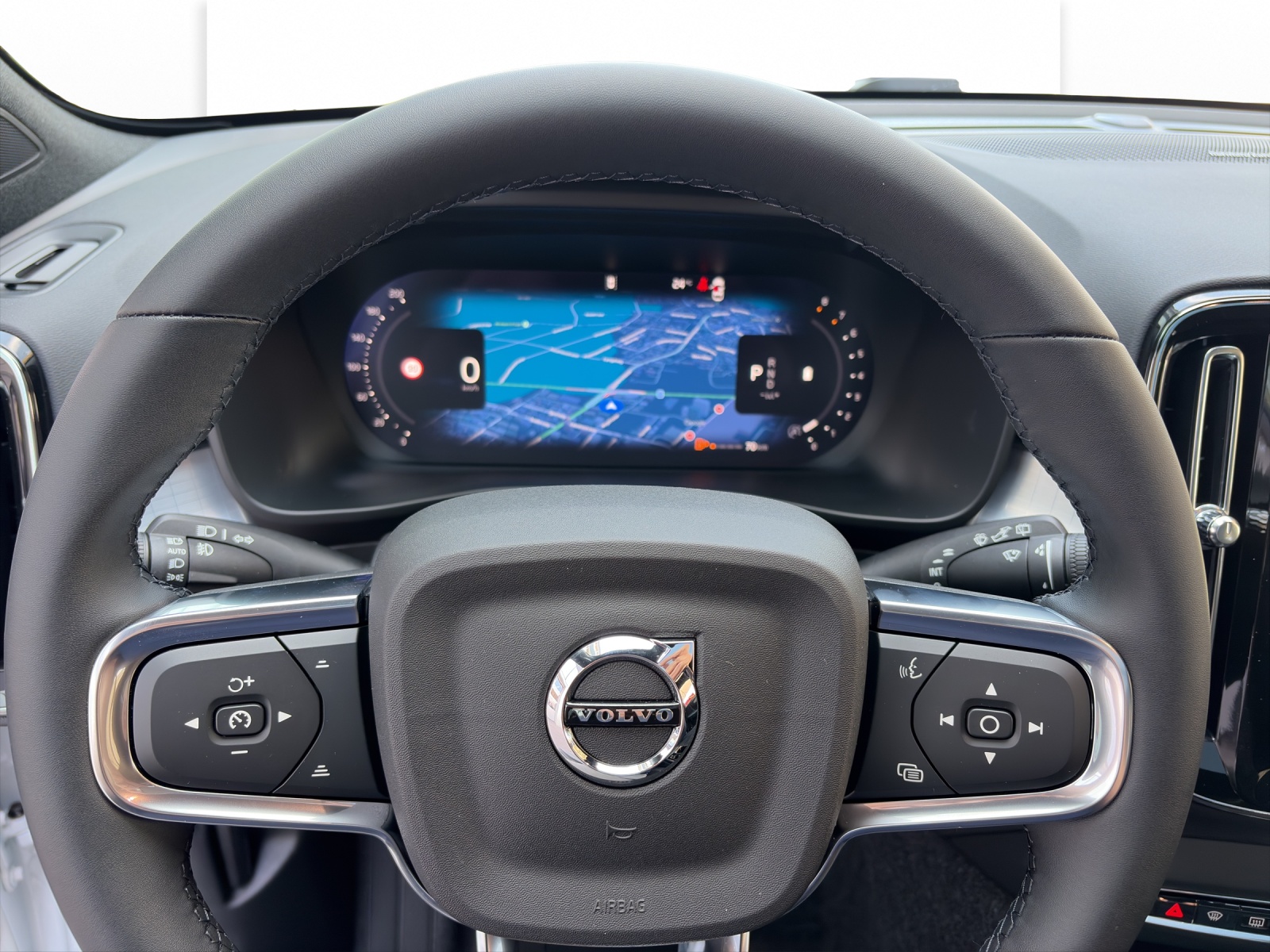 VOLVO XC40 2.0 B4 MH Black Edition-image-10