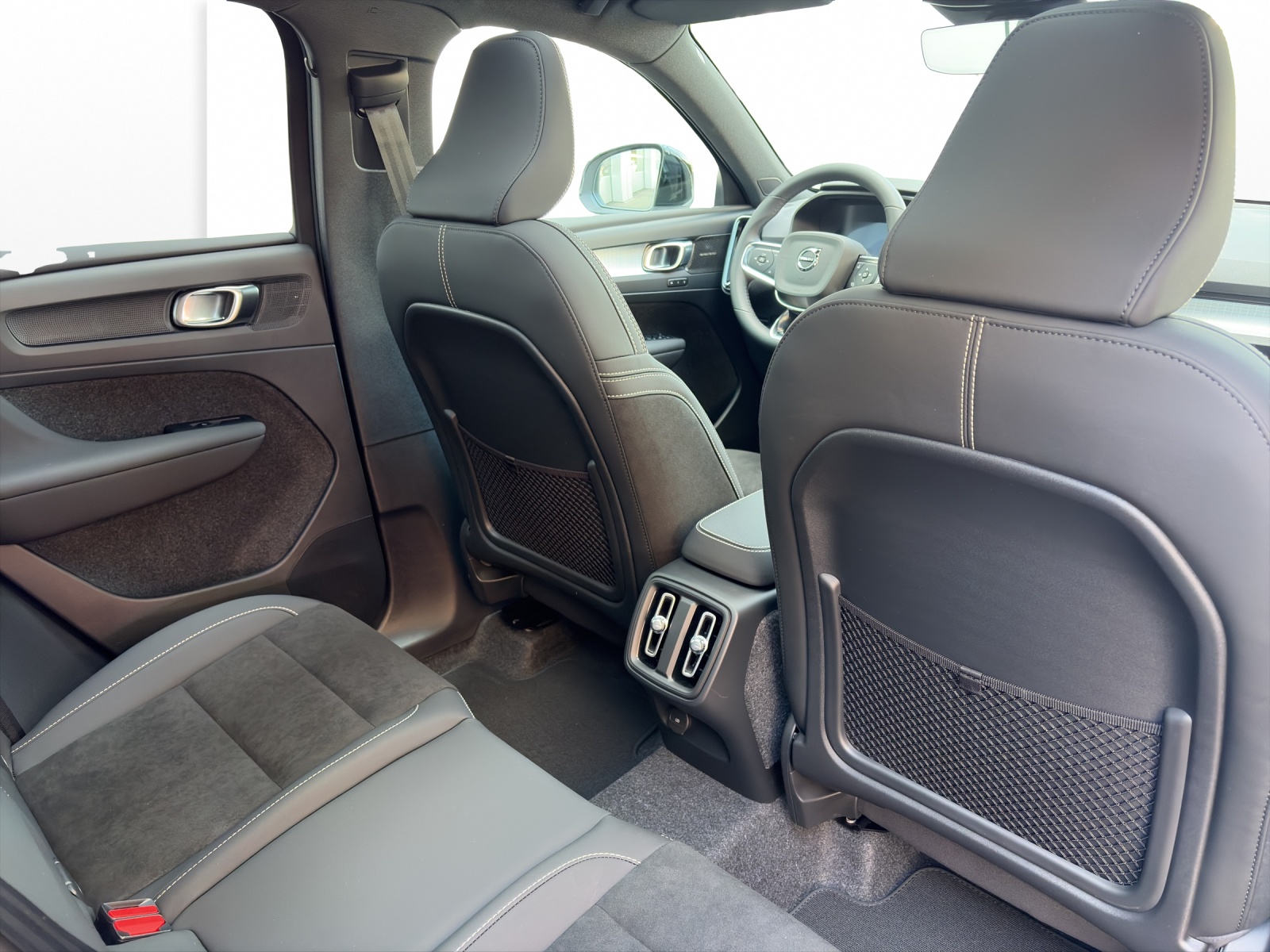 VOLVO XC40 2.0 B4 MH Black Edition-image-16