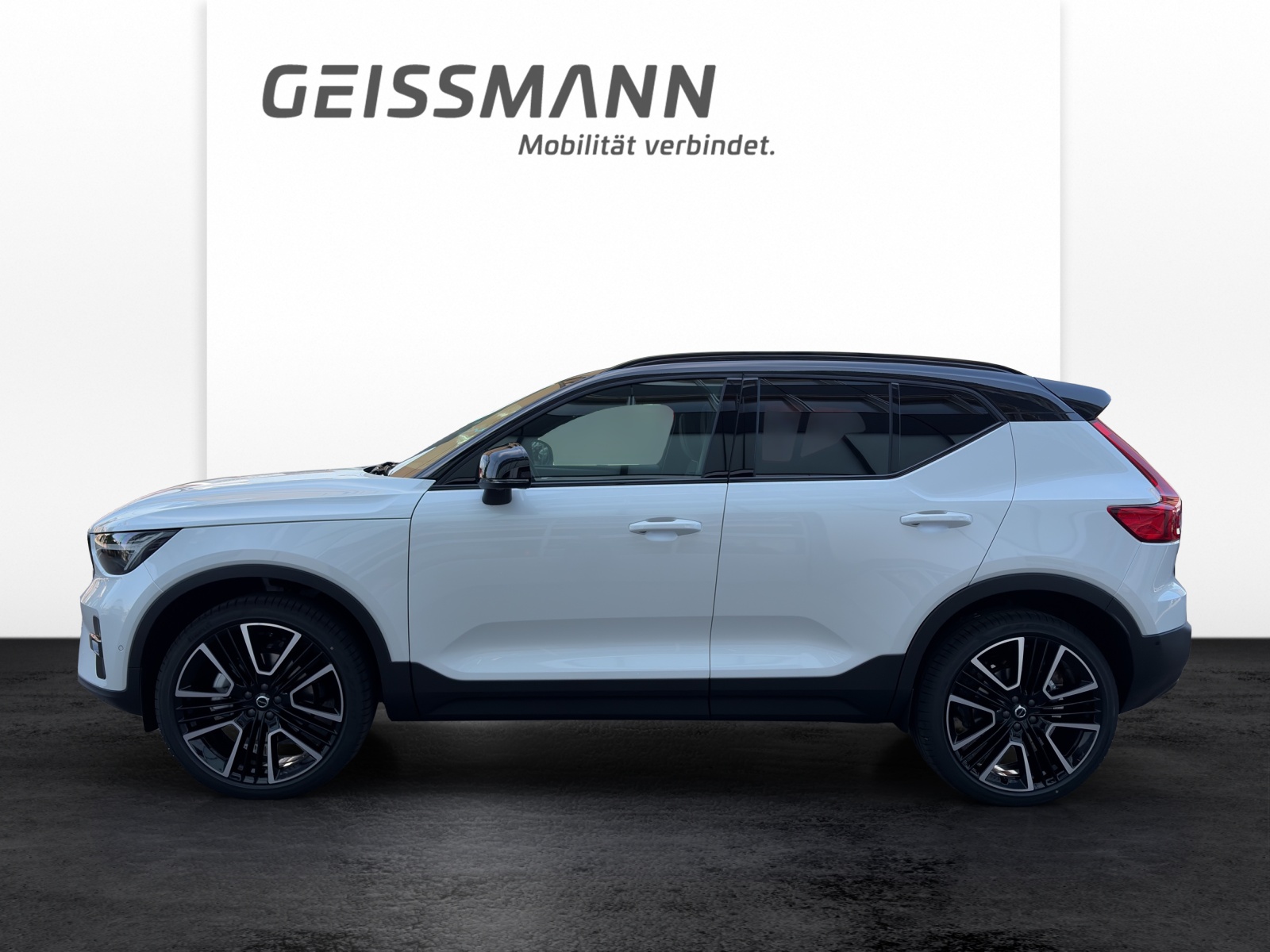 VOLVO XC40 2.0 B4 MH Black Edition-showroom-element-2