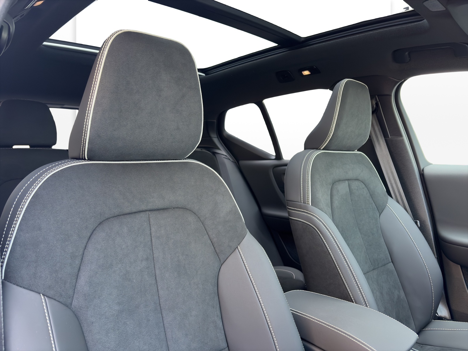 VOLVO XC40 2.0 B4 MH Black Edition-image-17