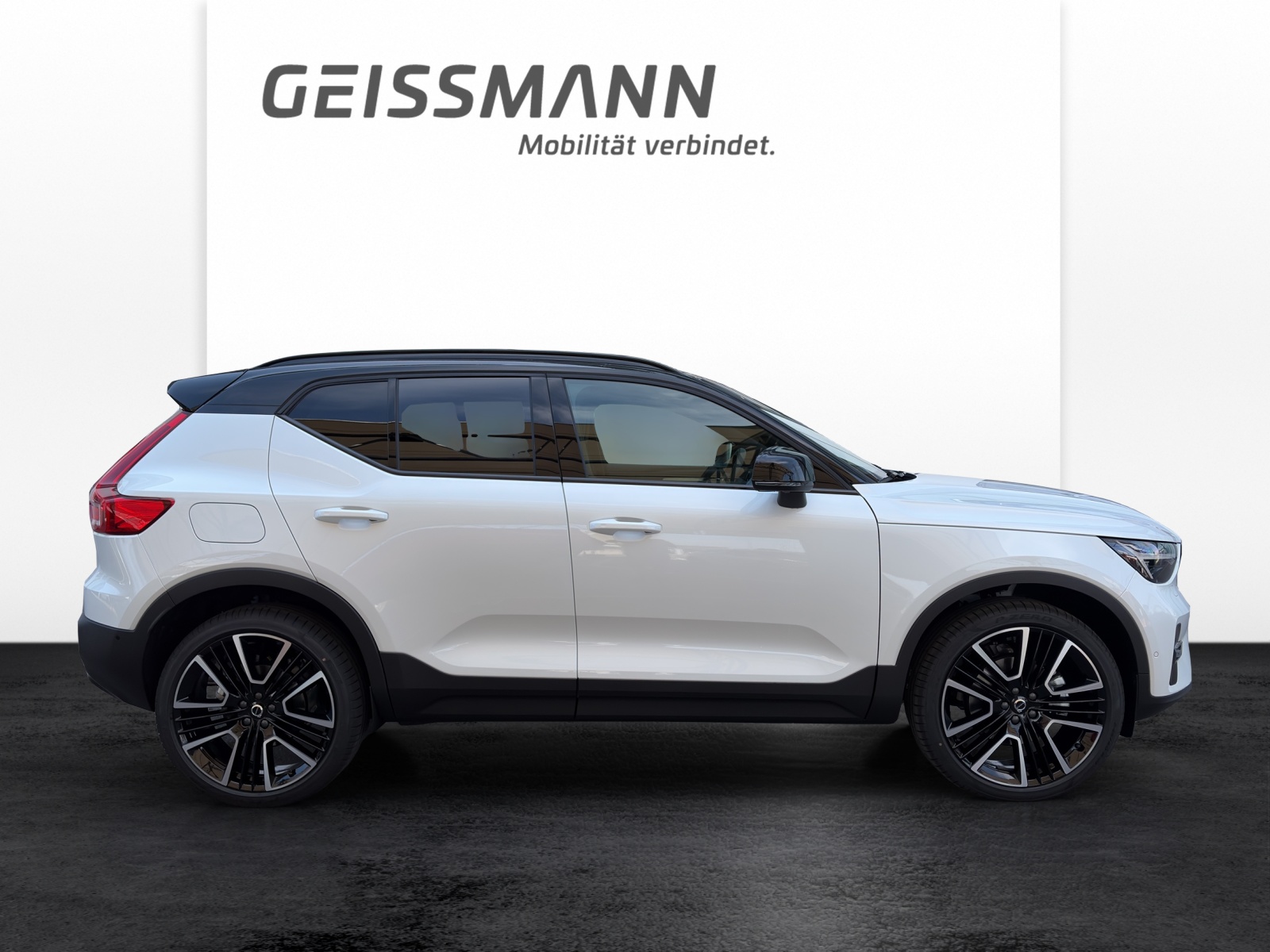 VOLVO XC40 2.0 B4 MH Black Edition-showroom-element-3
