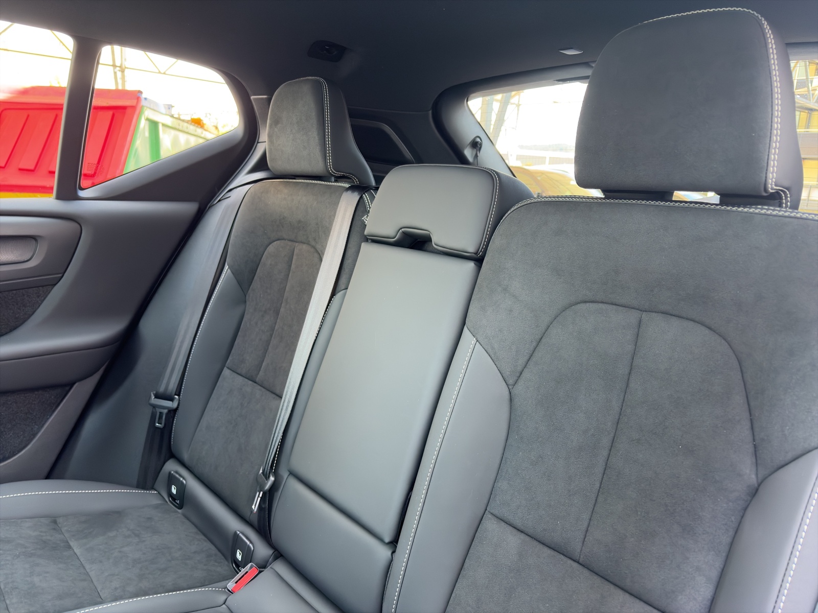 VOLVO XC40 2.0 B4 MH Black Edition-image-15