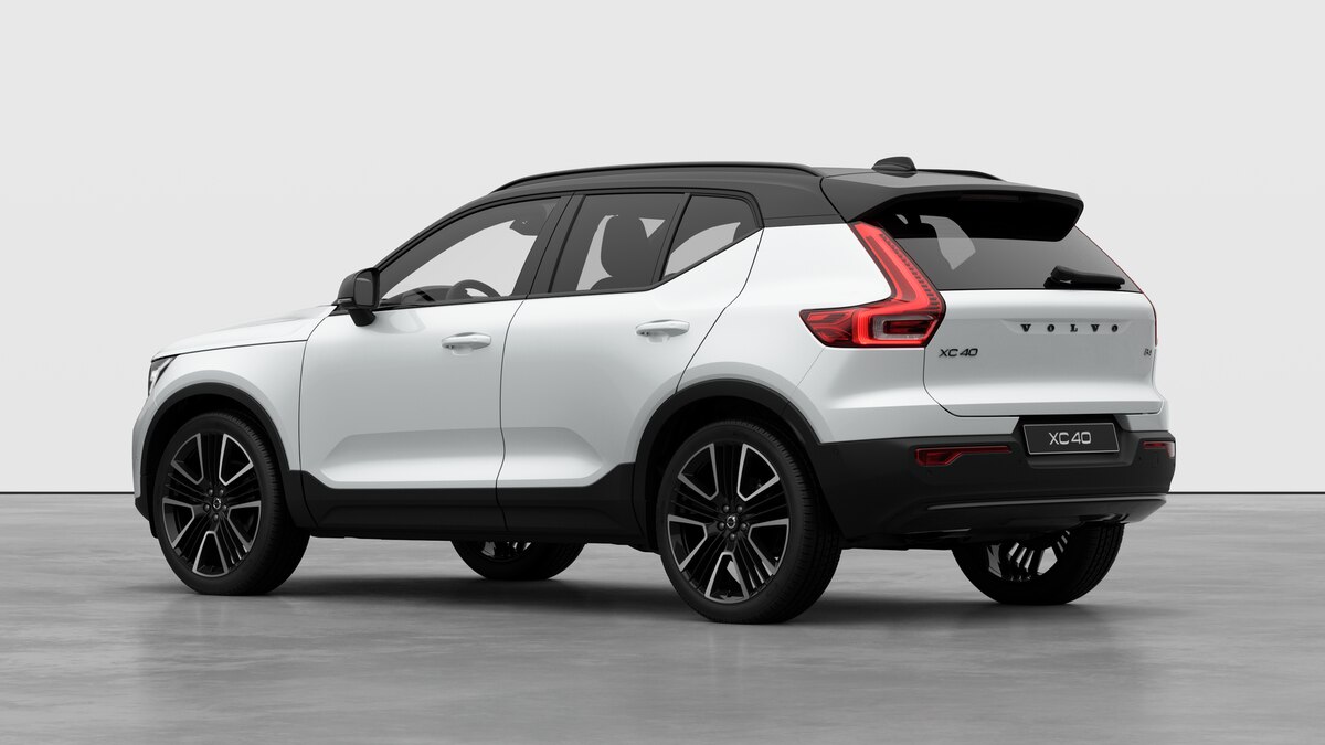 VOLVO XC40 2.0 B4 MH Black Edition-image-1