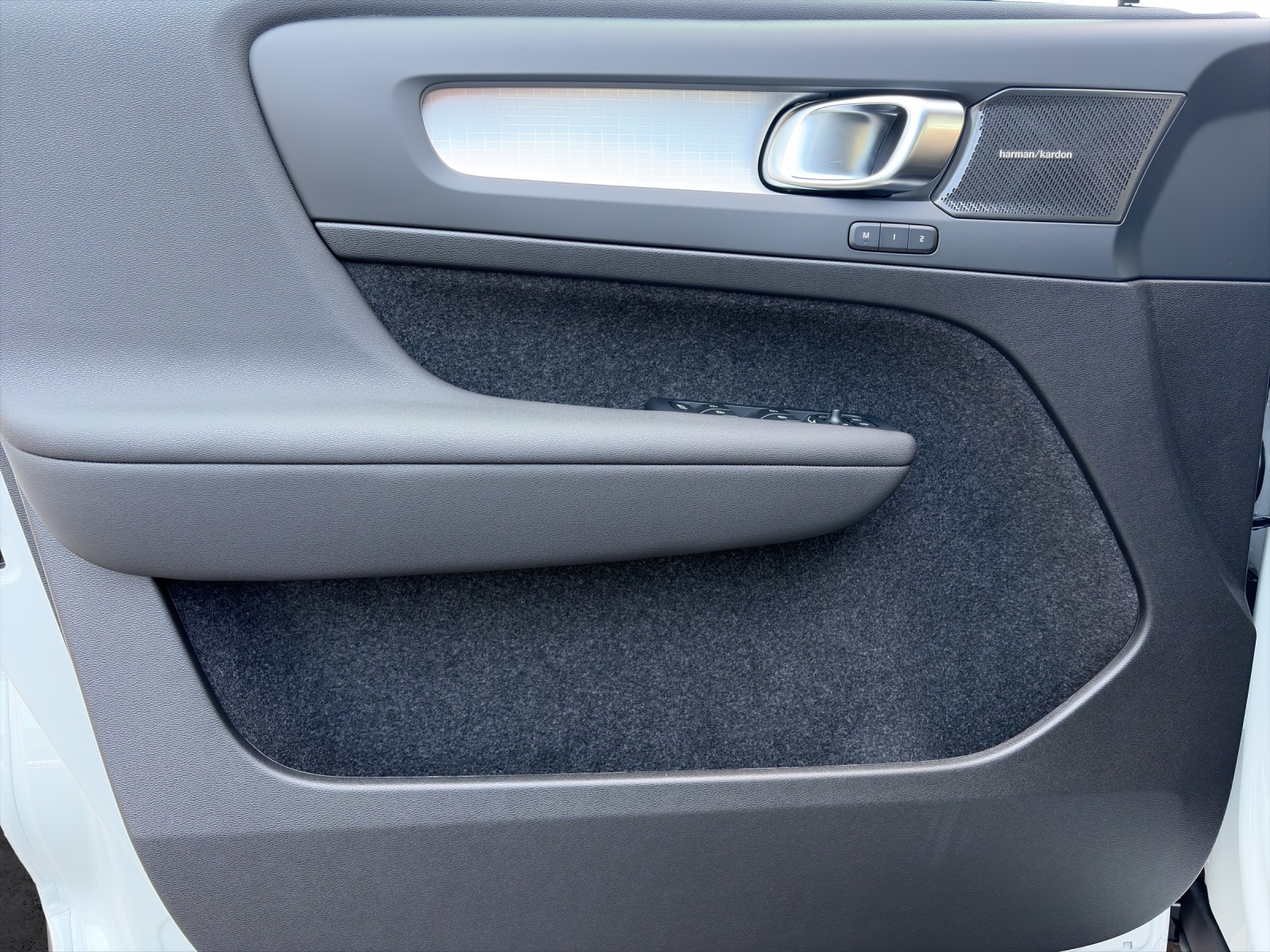 VOLVO XC40 2.0 B4 MH Black Edition-image-14