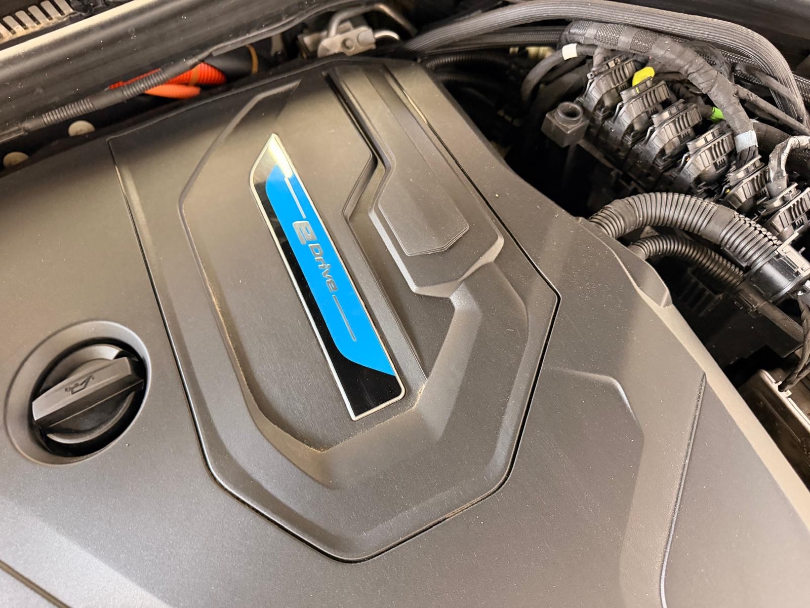 BMW 330e x DriveTouring Steptronic-image-13