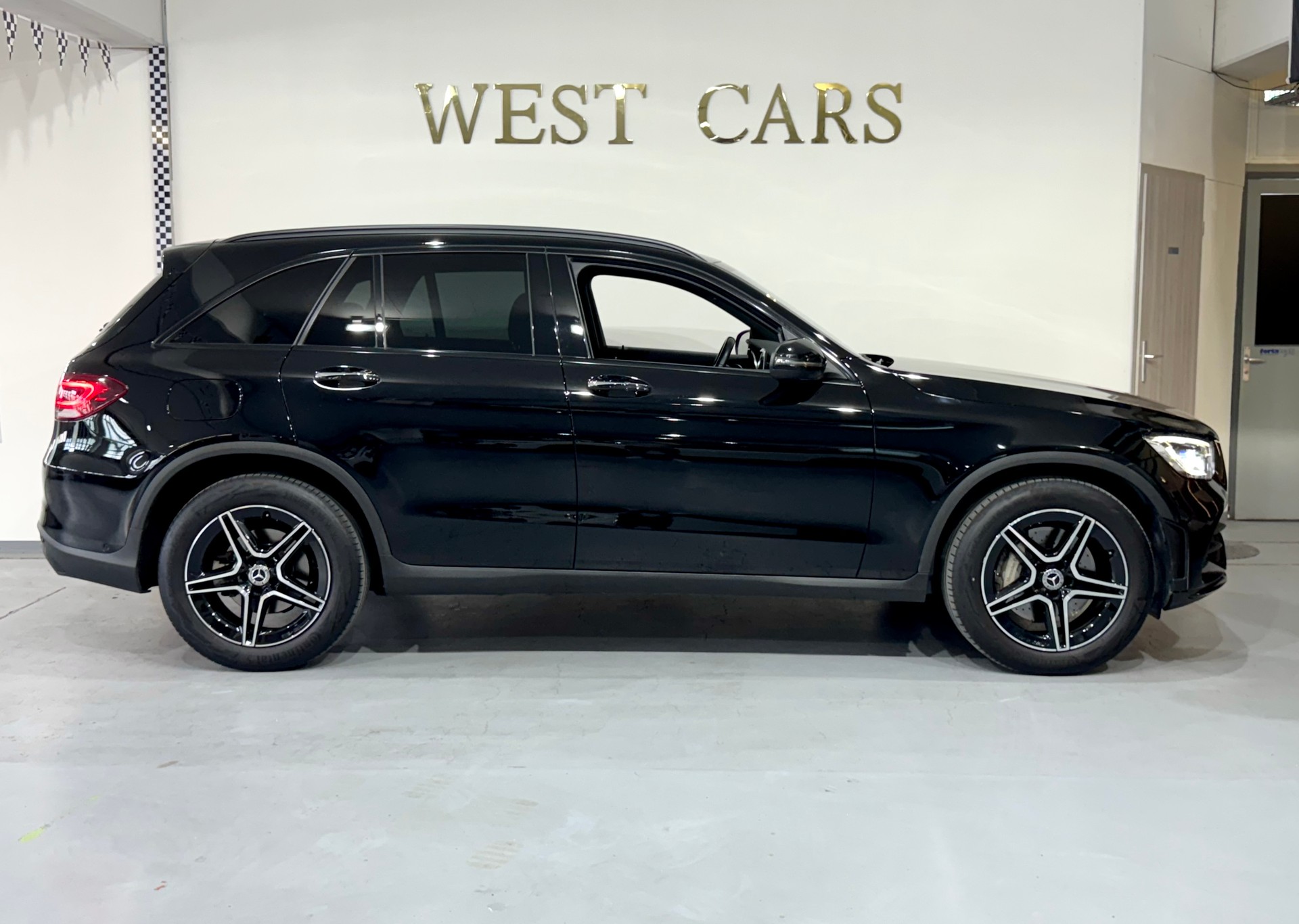 MERCEDES-BENZ GLC 200 AMG Line 4Matic 9G-Tronic Facelift-image-2