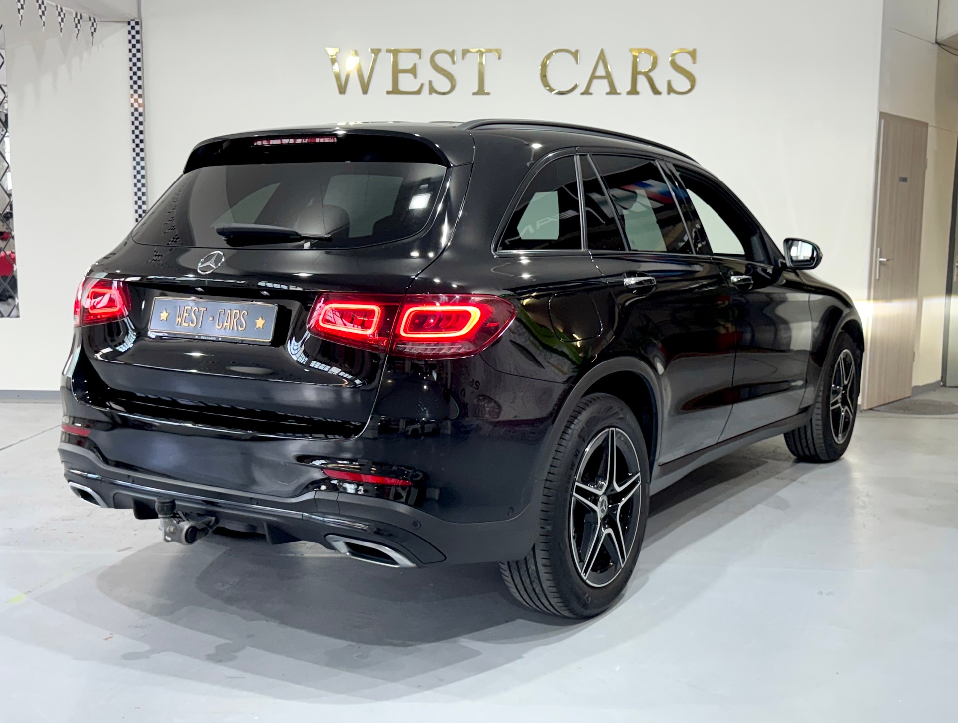 MERCEDES-BENZ GLC 200 AMG Line 4Matic 9G-Tronic Facelift-image-3
