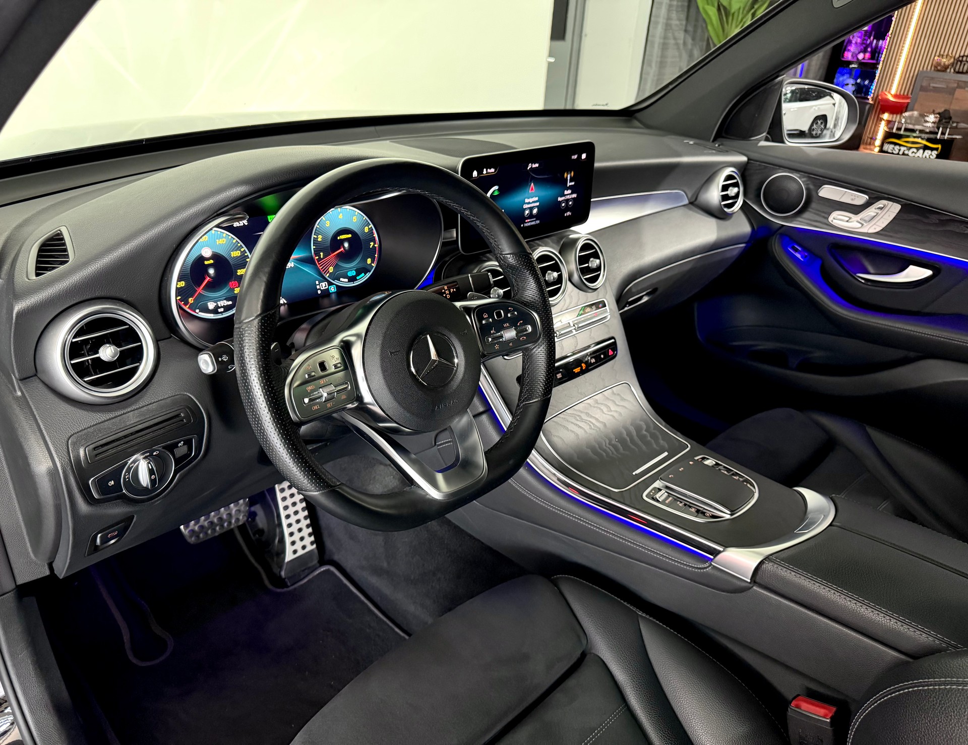 MERCEDES-BENZ GLC 200 AMG Line 4Matic 9G-Tronic Facelift-image-9