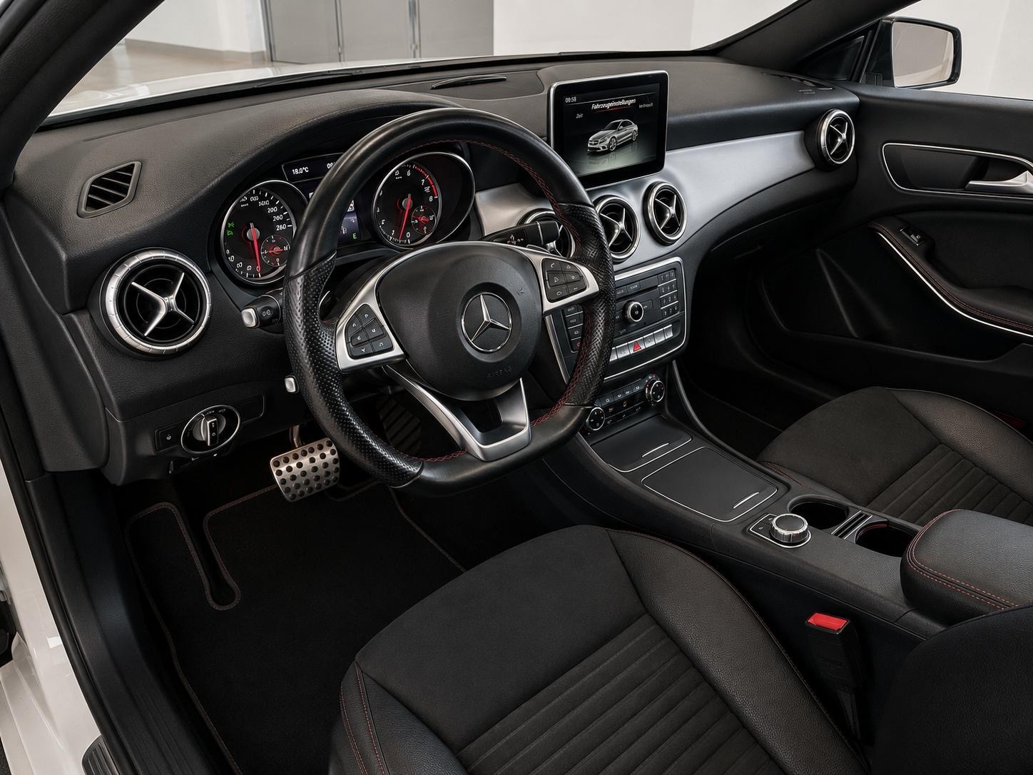 MERCEDES-BENZ CLA 200 AMG Line 7G-DCT-image-12