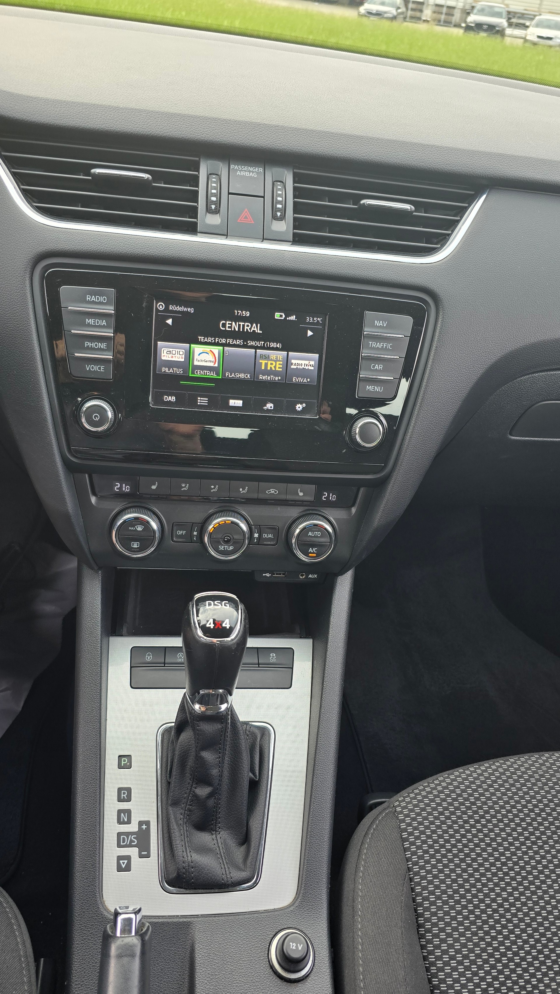 SKODA 1.8 TSI Elegance 4x4 DSG-image-11