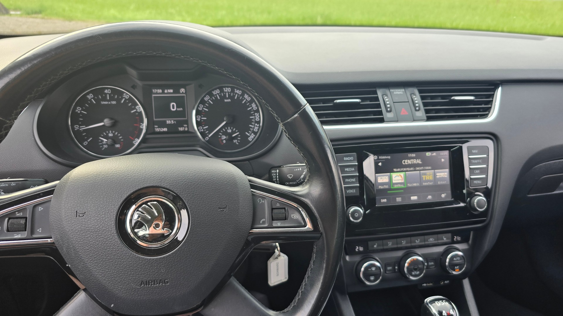 SKODA 1.8 TSI Elegance 4x4 DSG-image-12