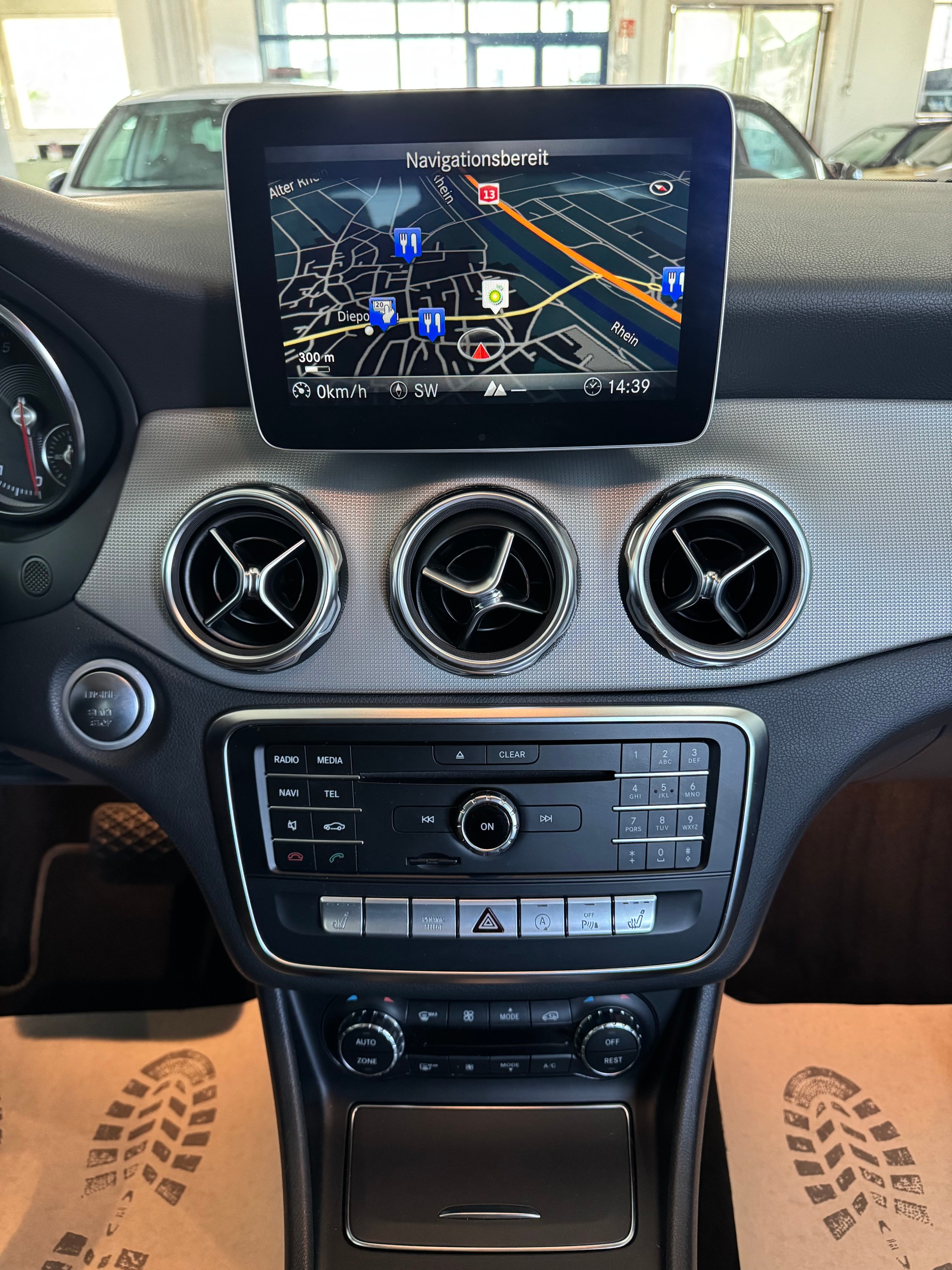 MERCEDES-BENZ GLA 200 Night Star 7G-DCT-image-17
