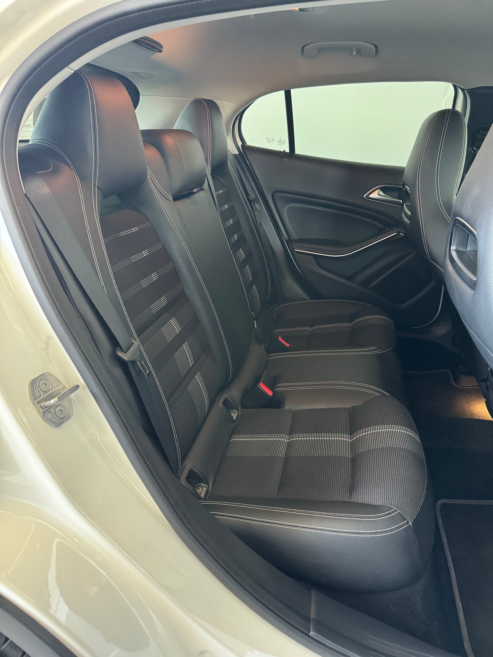 MERCEDES-BENZ GLA 200 Night Star 7G-DCT-image-23