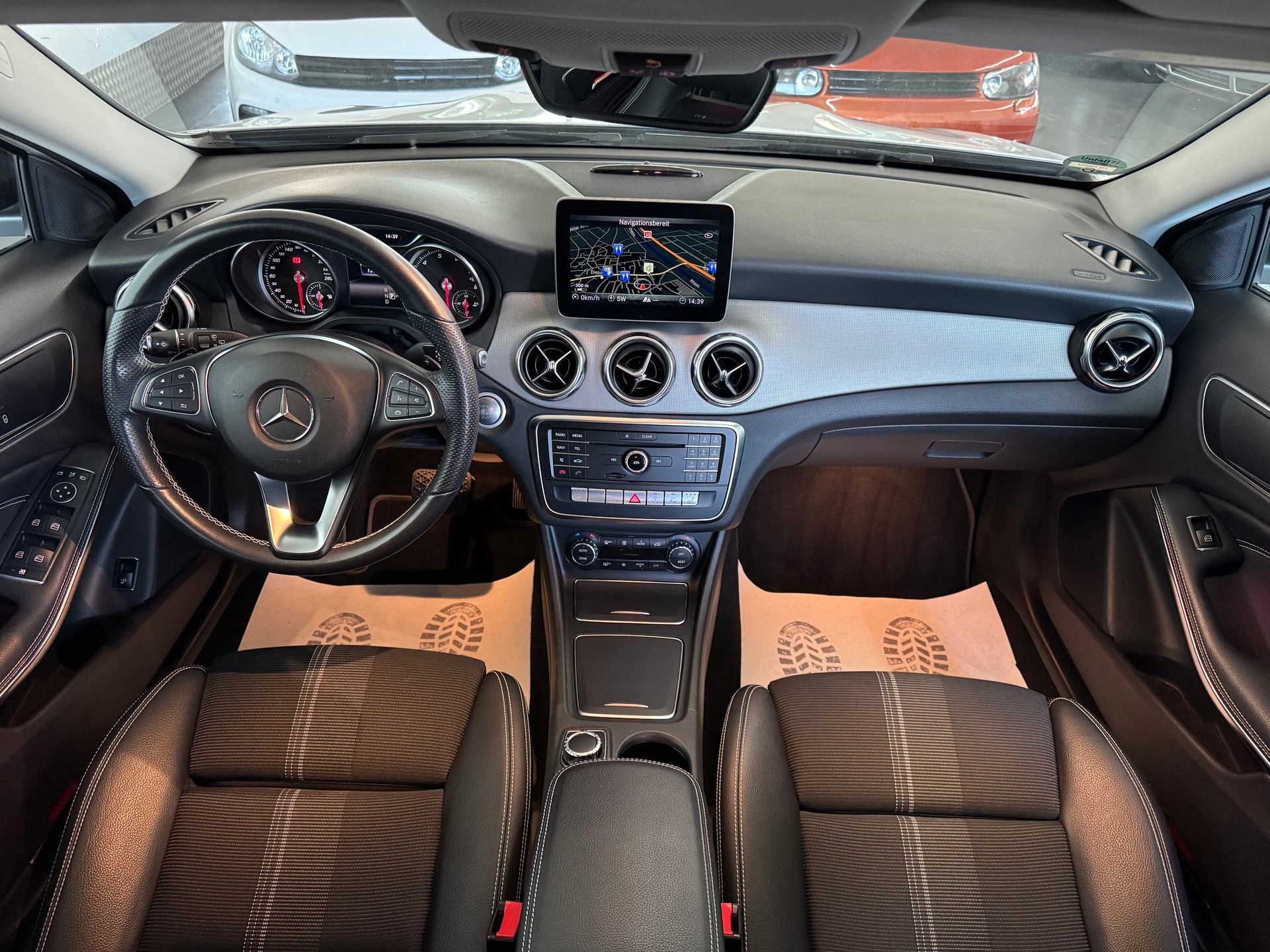 MERCEDES-BENZ GLA 200 Night Star 7G-DCT-image-16