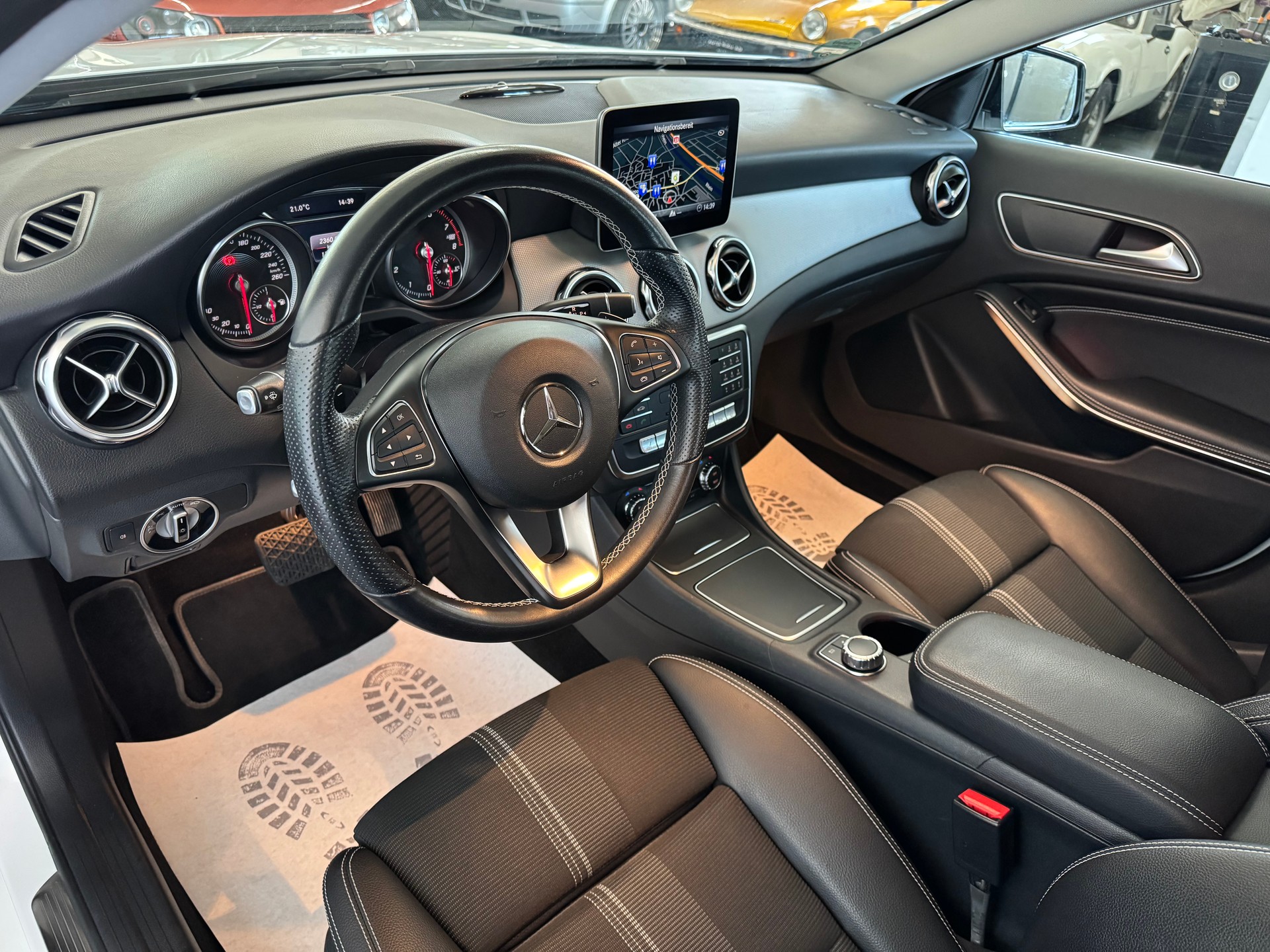 MERCEDES-BENZ GLA 200 Night Star 7G-DCT-image-14