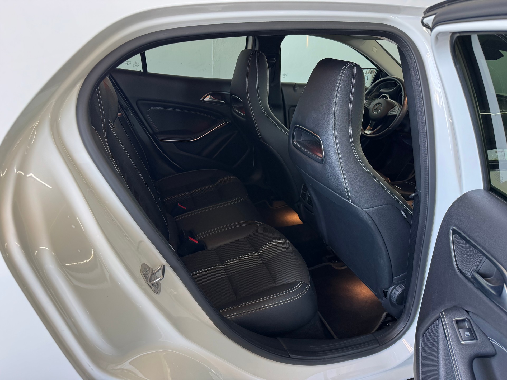 MERCEDES-BENZ GLA 200 Night Star 7G-DCT-image-22