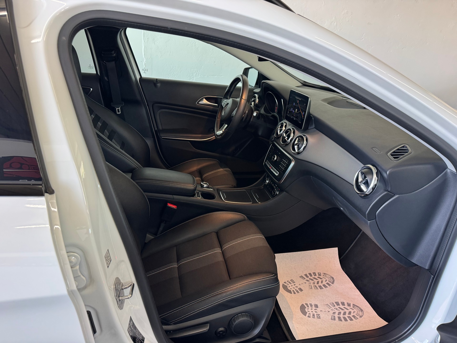 MERCEDES-BENZ GLA 200 Night Star 7G-DCT-image-20