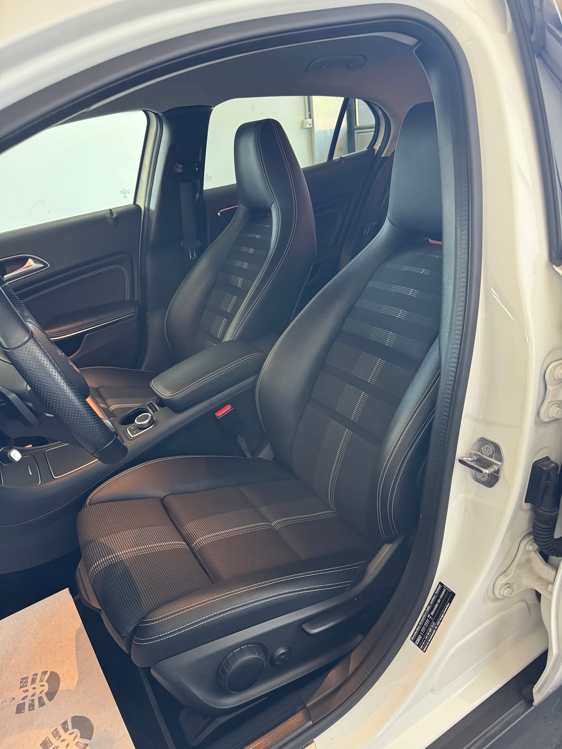 MERCEDES-BENZ GLA 200 Night Star 7G-DCT-image-15