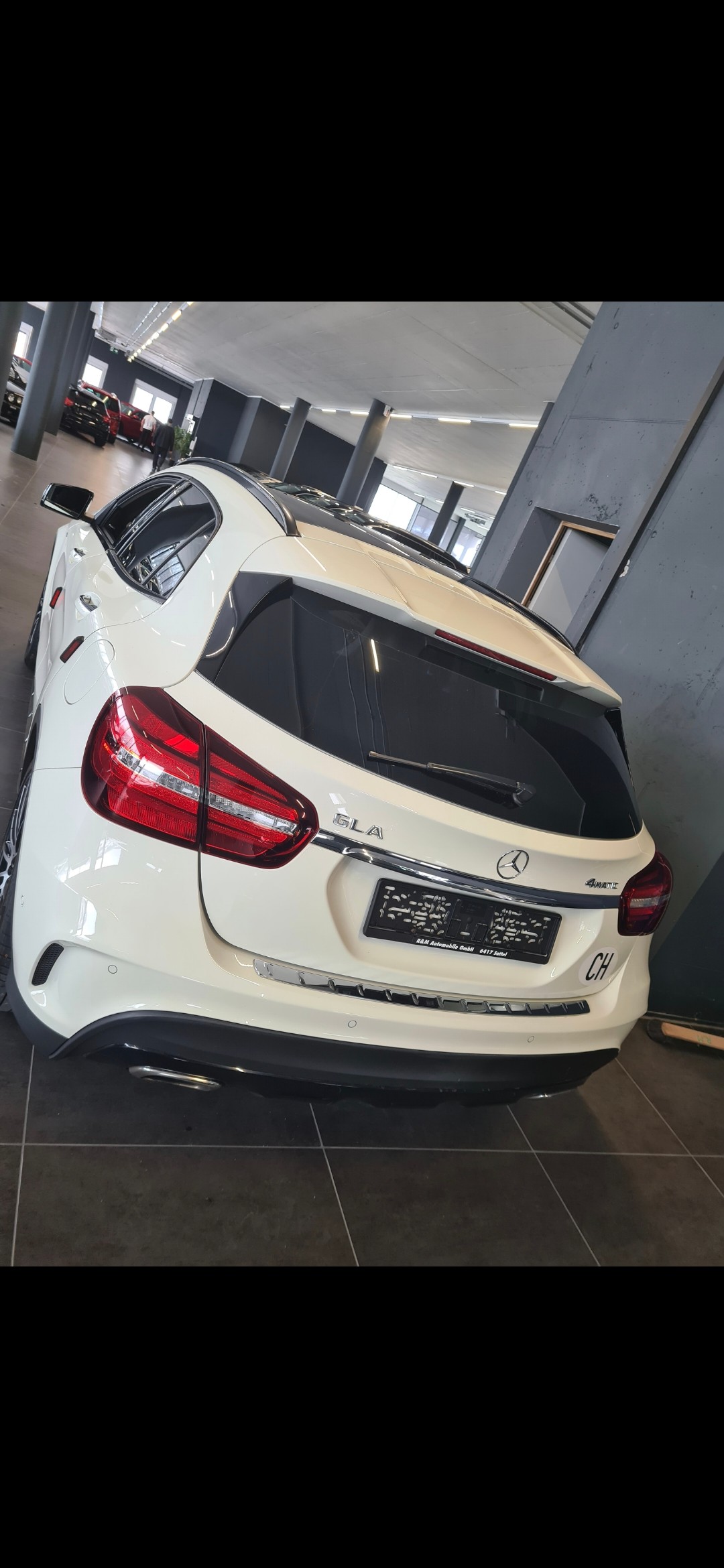 MERCEDES-BENZ GLA 250 AMG Line 4m-image-3