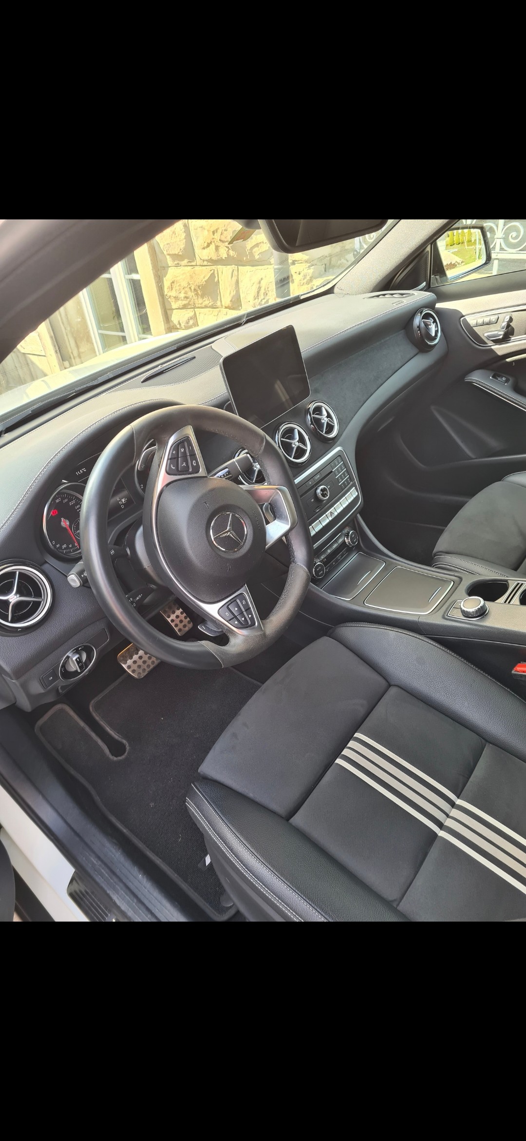 MERCEDES-BENZ GLA 250 AMG Line 4m-image-4