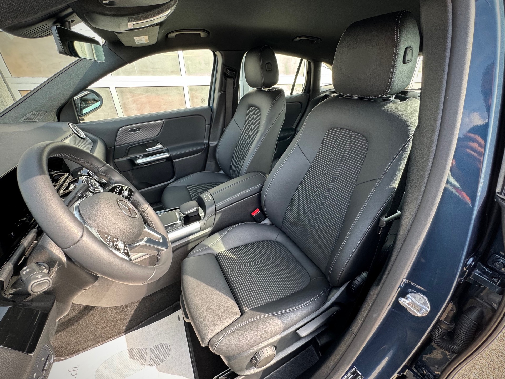 MERCEDES-BENZ GLA 180 Progressive 7G-DCT - Véhicule Suisse (CH)-image-8