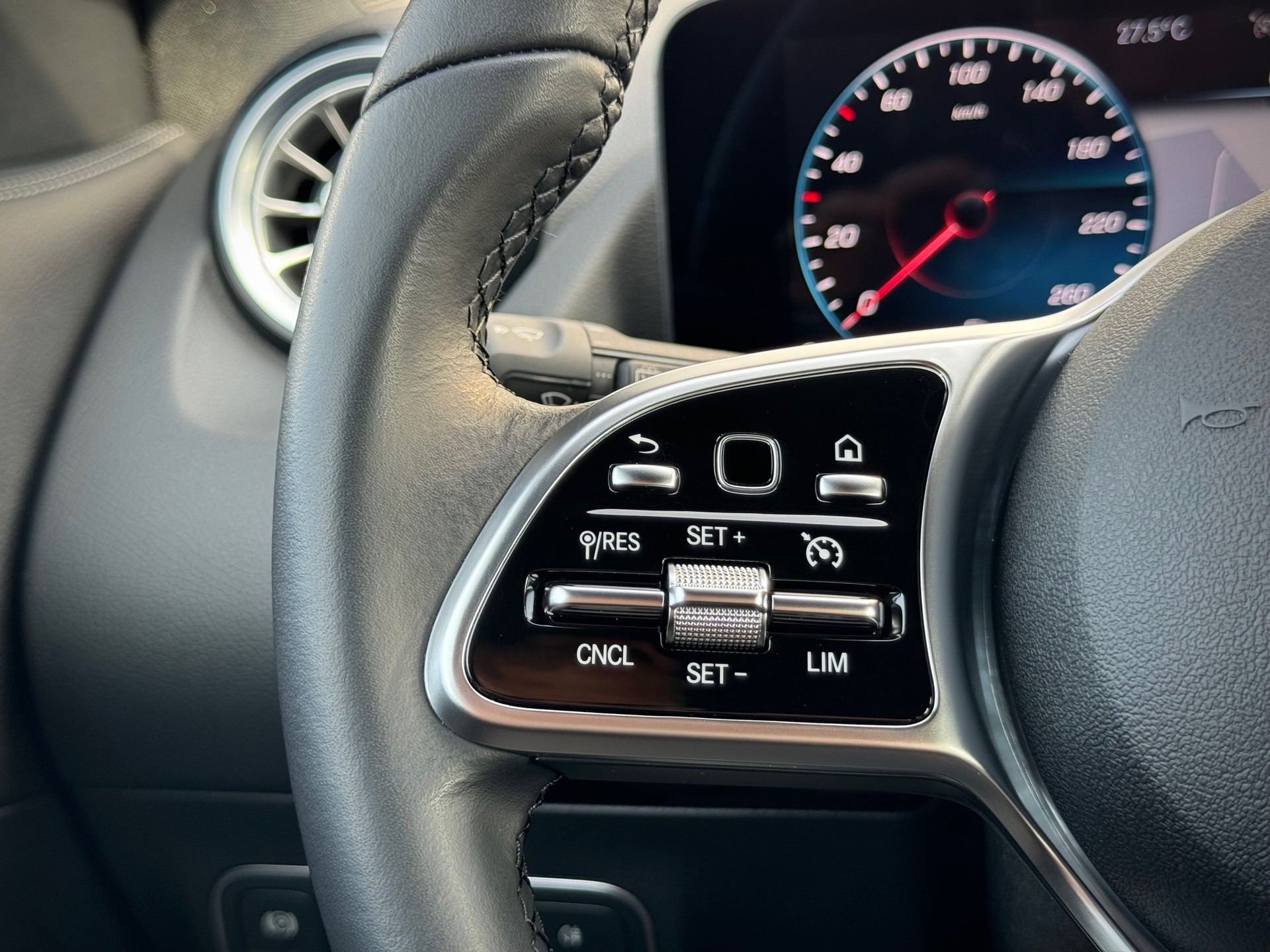 MERCEDES-BENZ GLA 180 Progressive 7G-DCT - Véhicule Suisse (CH)-image-10