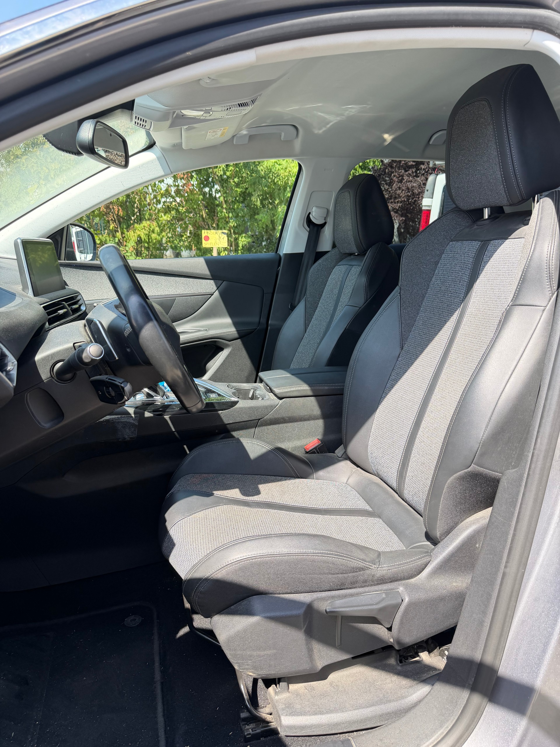 PEUGEOT 3008 1.2 PureTech Allure EAT-image-9