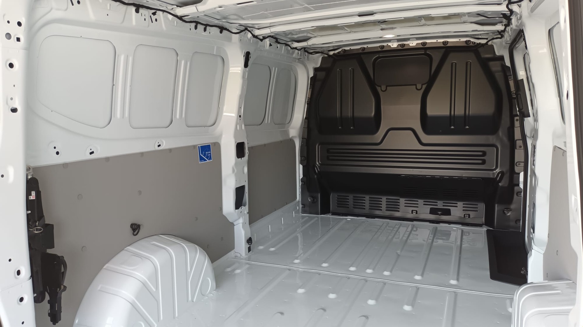 VW Transporter 2.0 TDI Lang-image-15