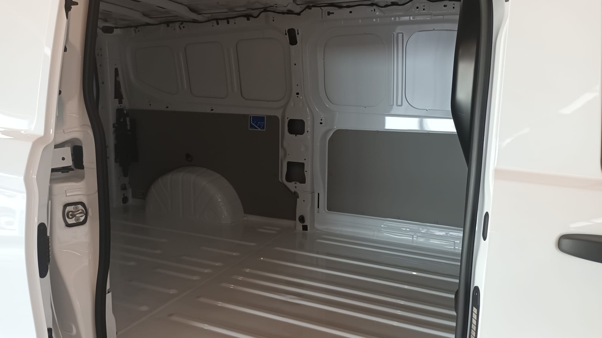 VW Transporter 2.0 TDI Lang-image-16