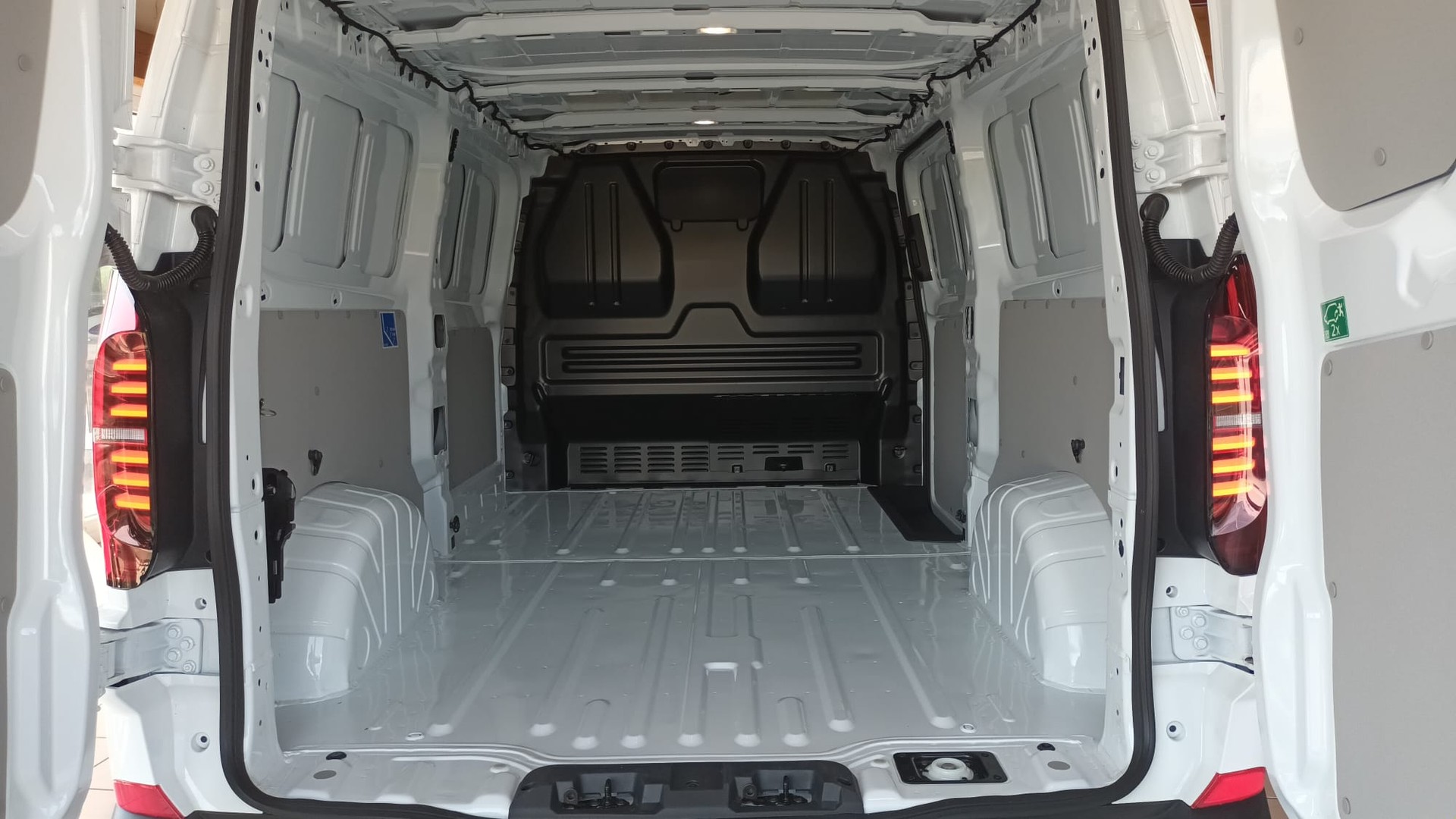 VW Transporter 2.0 TDI Lang-image-14