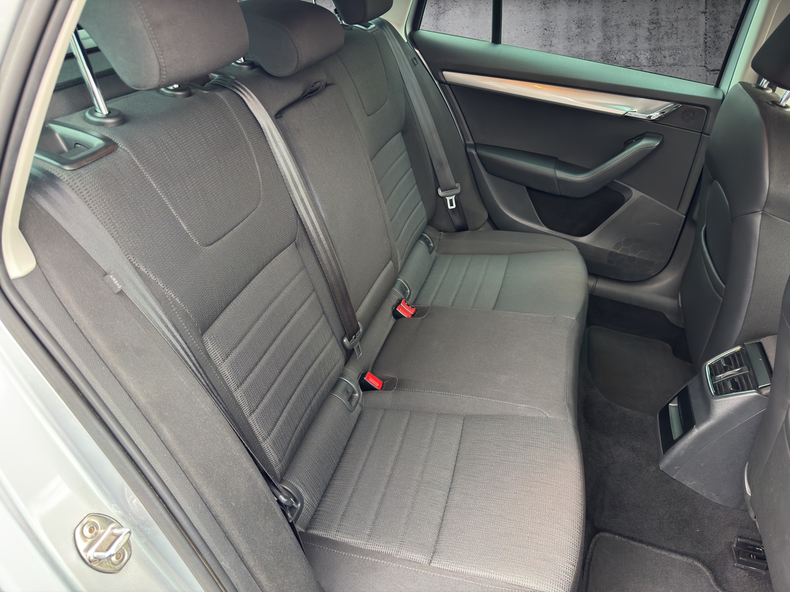 SKODA Octavia Combi 1.4 TSI Elegance DSG-image-9