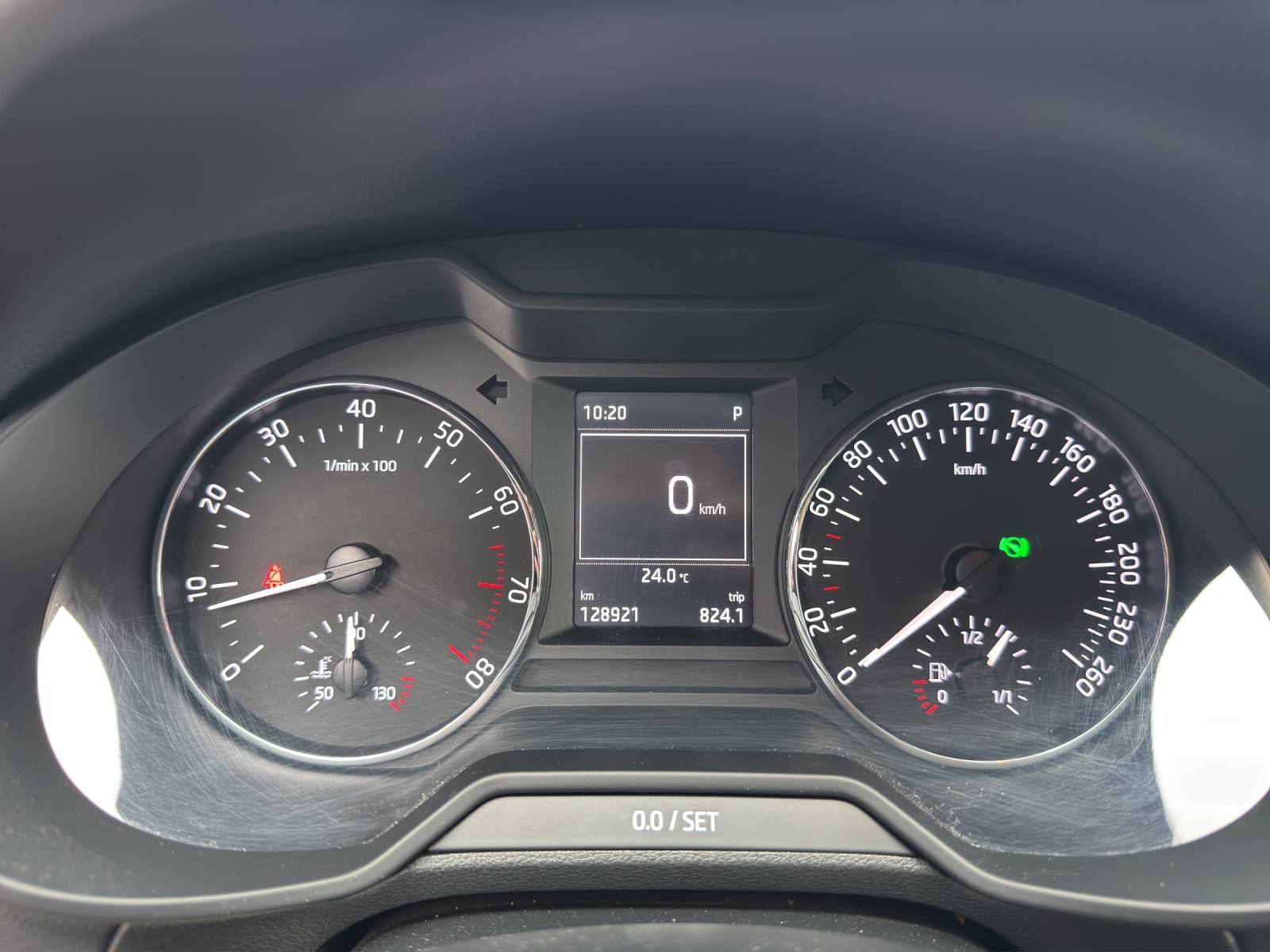 SKODA Octavia Combi 1.4 TSI Elegance DSG-image-13
