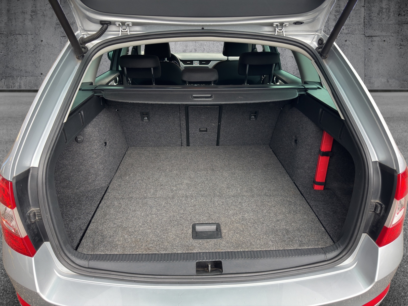 SKODA Octavia Combi 1.4 TSI Elegance DSG-image-8