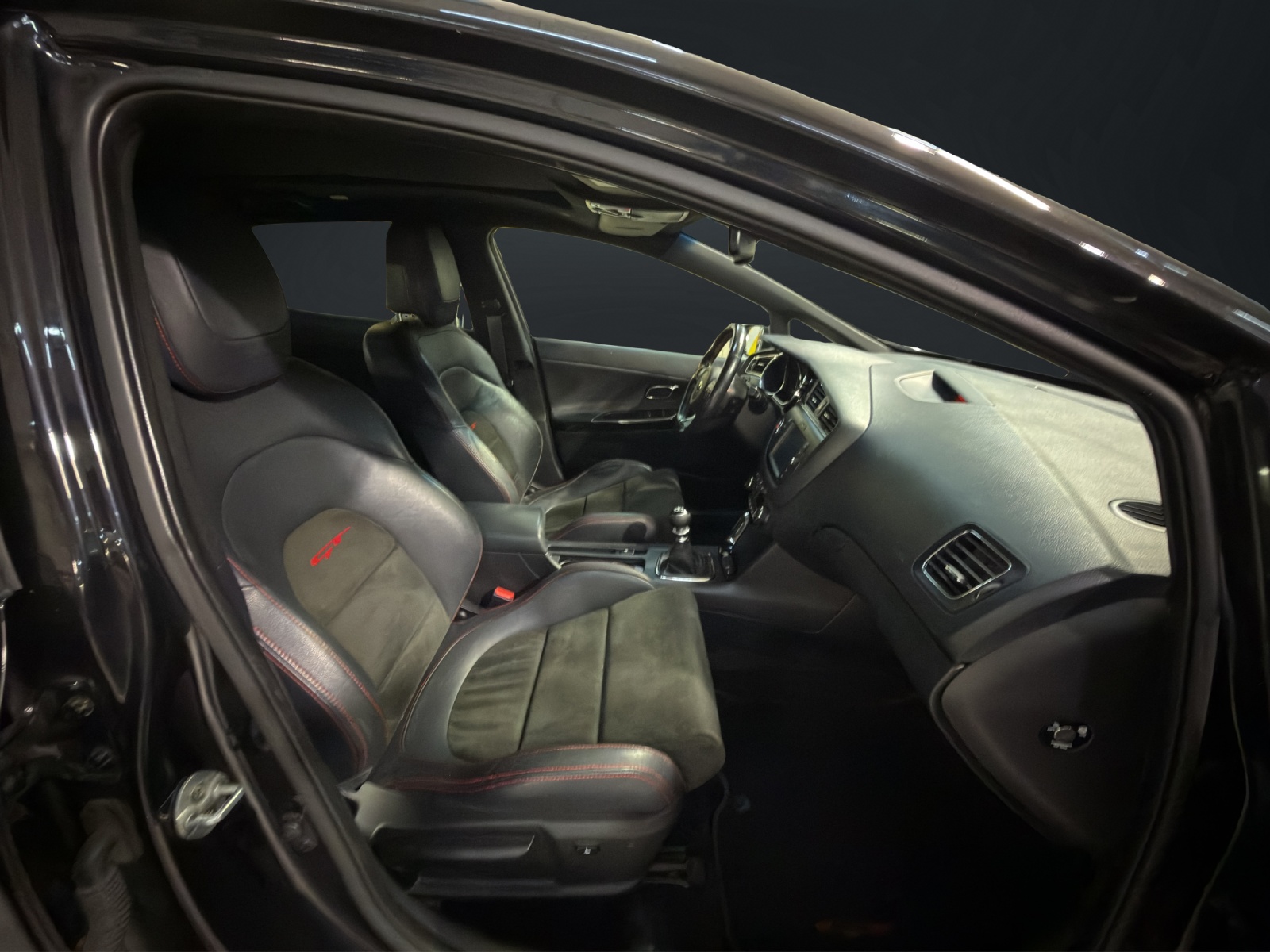 KIA Cee'd 1.6 GDi GT-image-12
