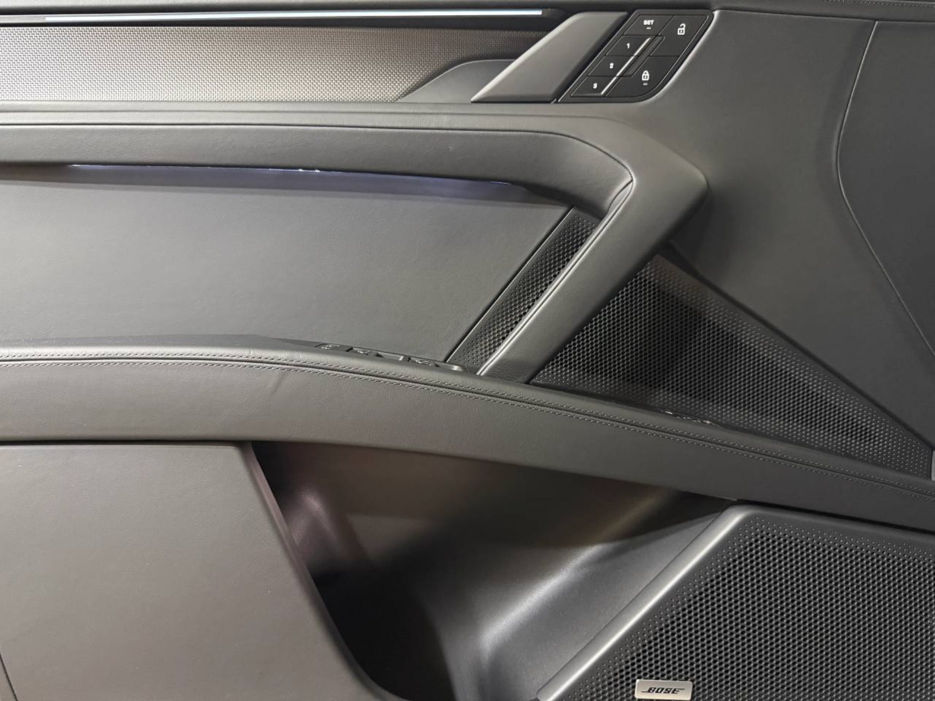 PORSCHE Cayenne Electric-image-24