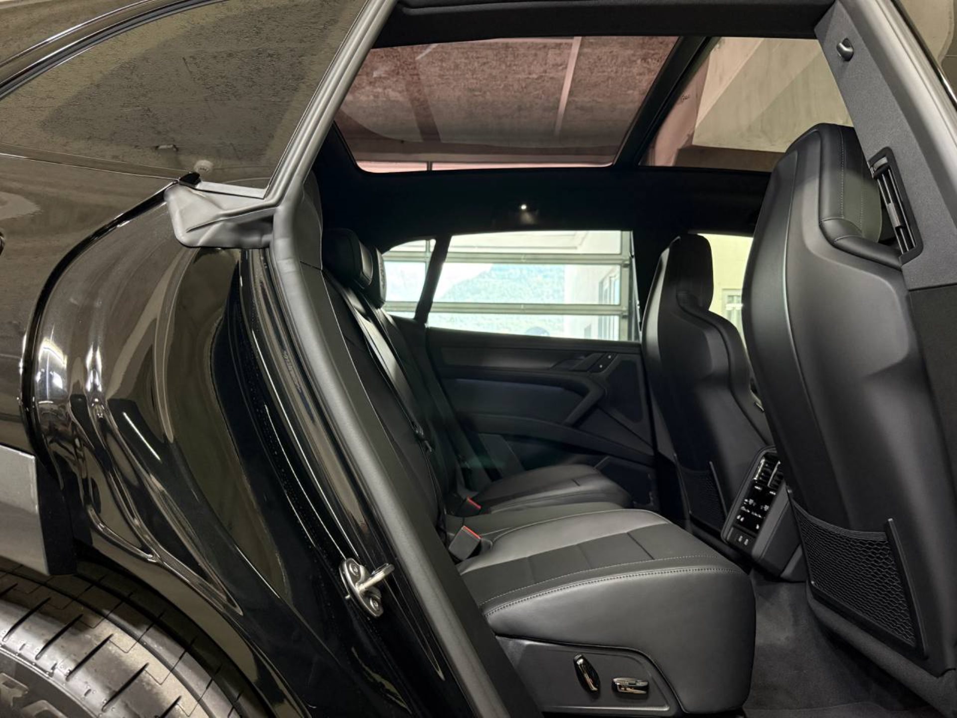 PORSCHE Cayenne Electric-image-18