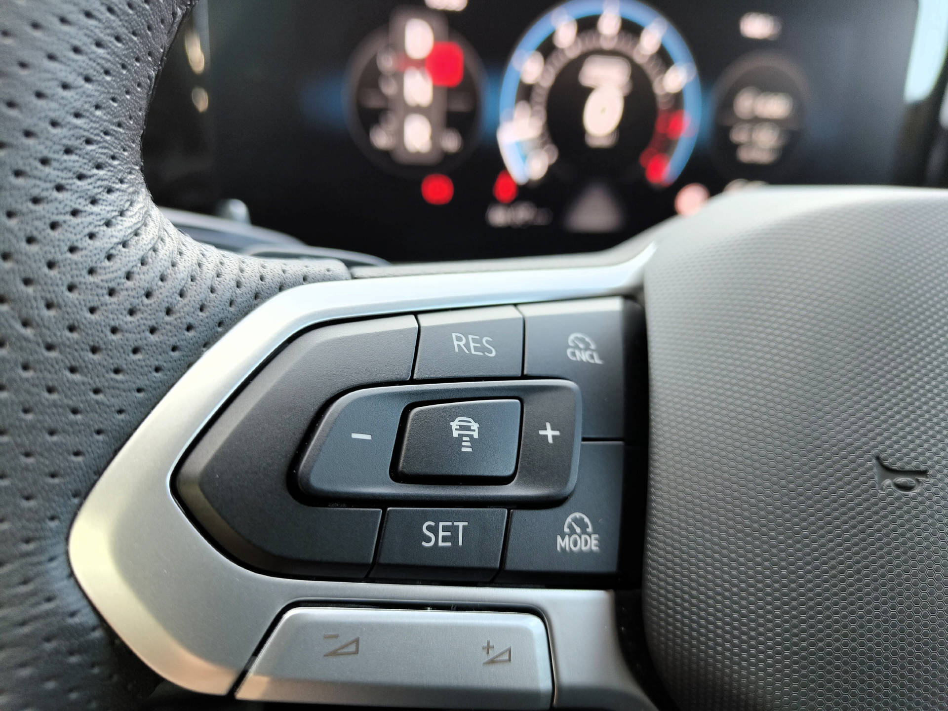 VW Tiguan 2.0 TSI R-Line DSG 4Motion-image-11