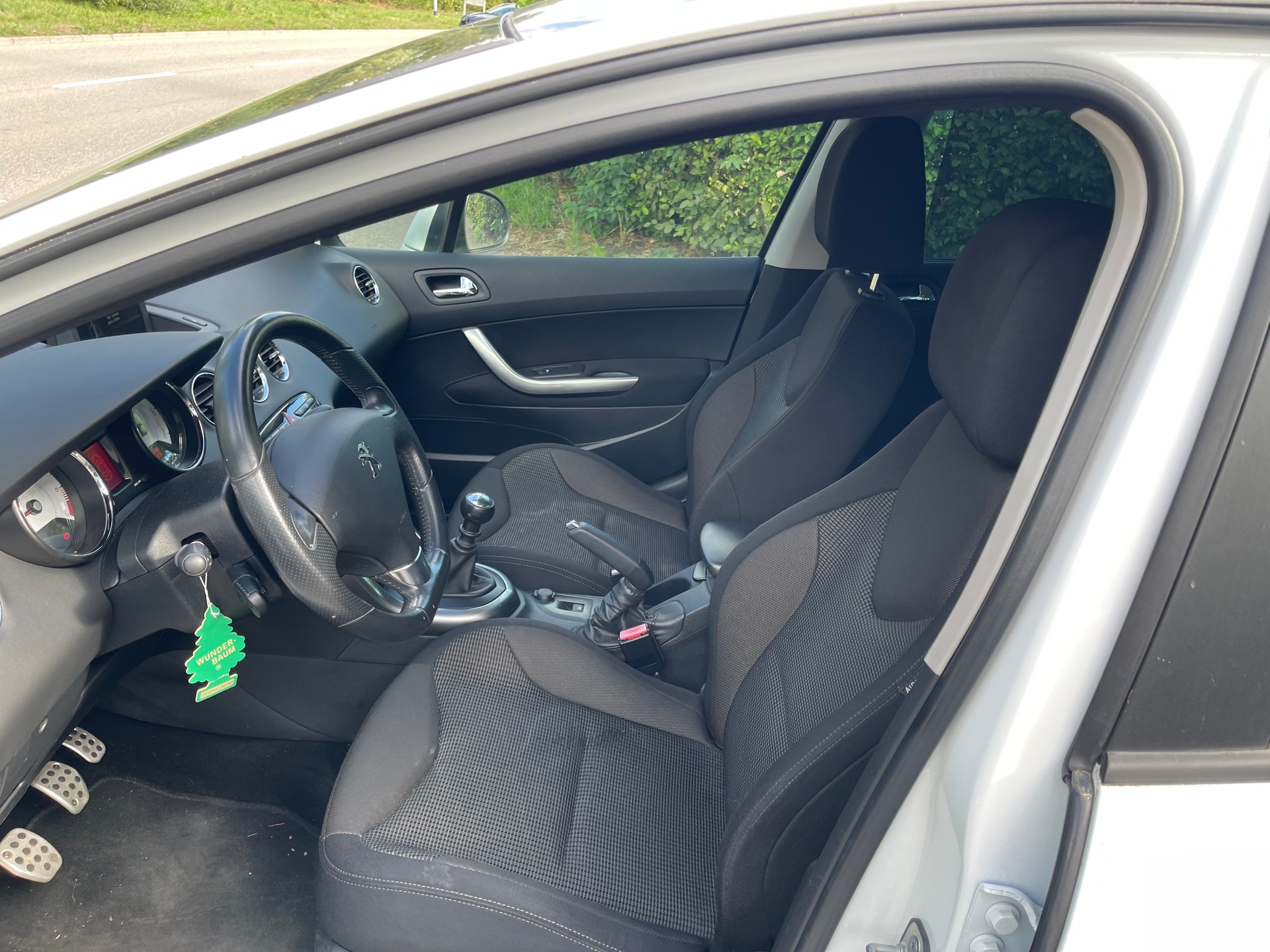 PEUGEOT 308 SW 1.6 16V Turbo Swiss Edition-image-6