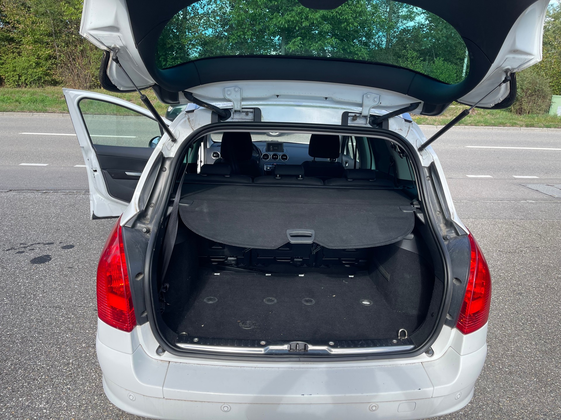 PEUGEOT 308 SW 1.6 16V Turbo Swiss Edition-image-9