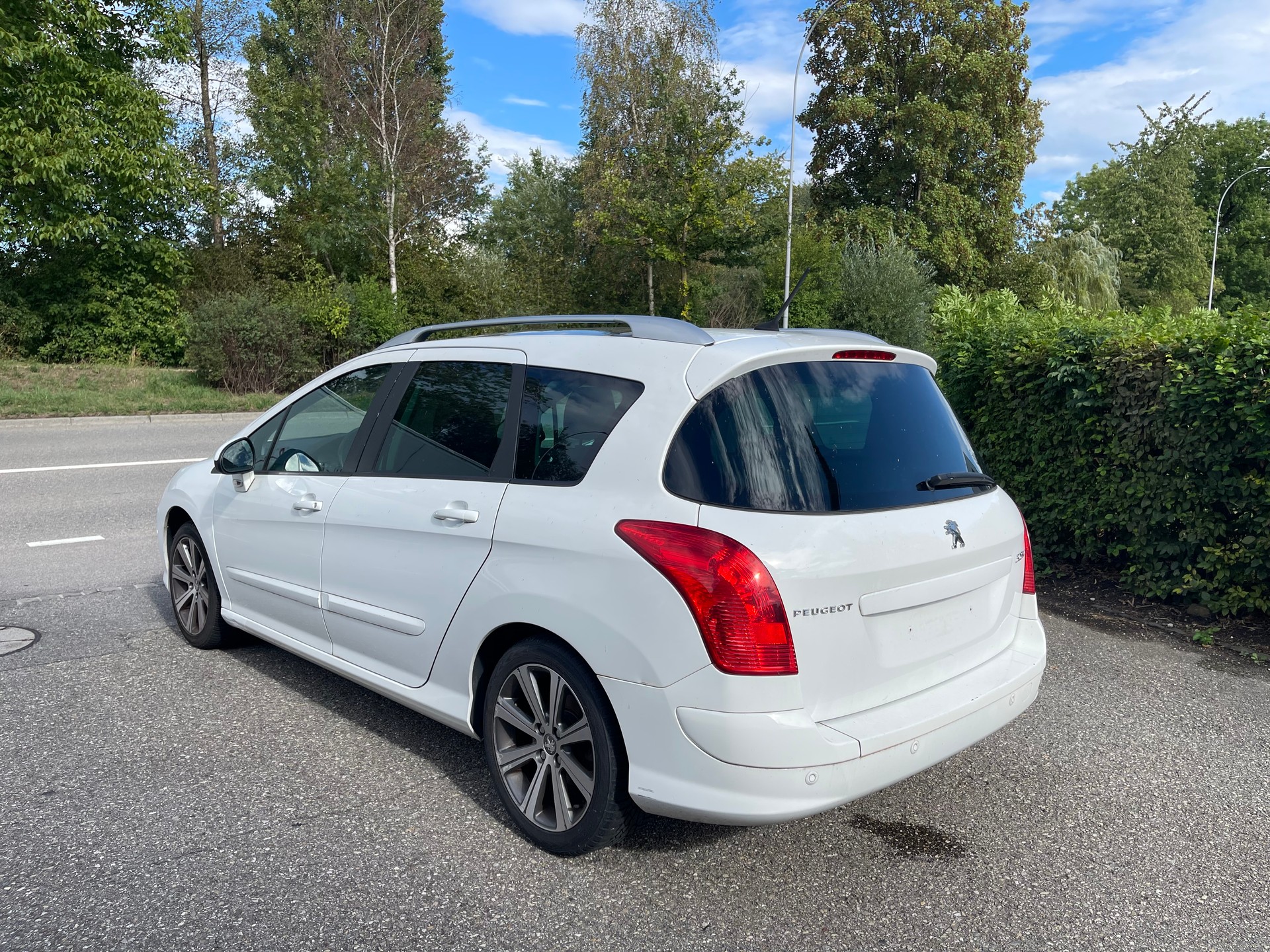 PEUGEOT 308 SW 1.6 16V Turbo Swiss Edition-image-2