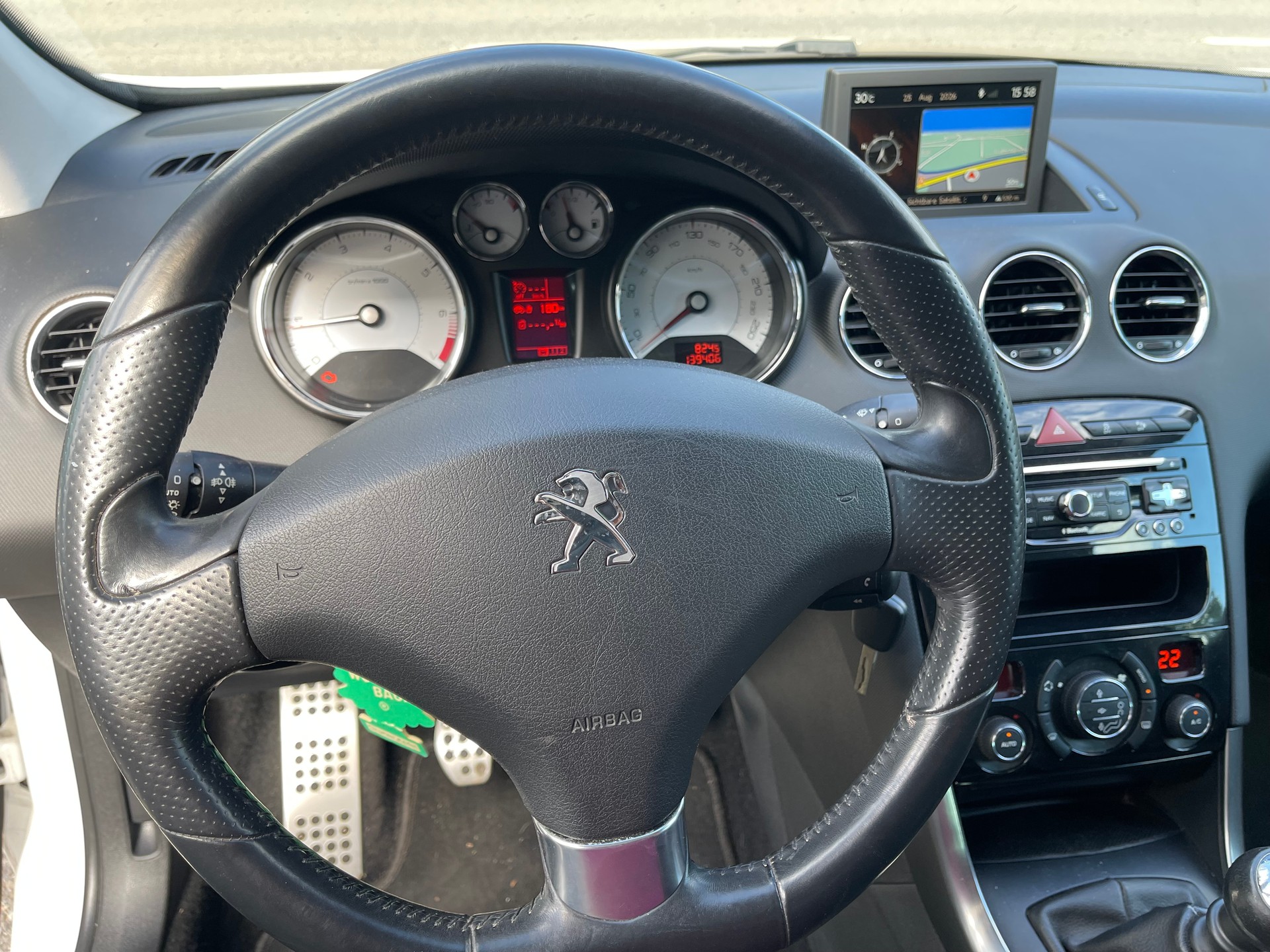 PEUGEOT 308 SW 1.6 16V Turbo Swiss Edition-image-11