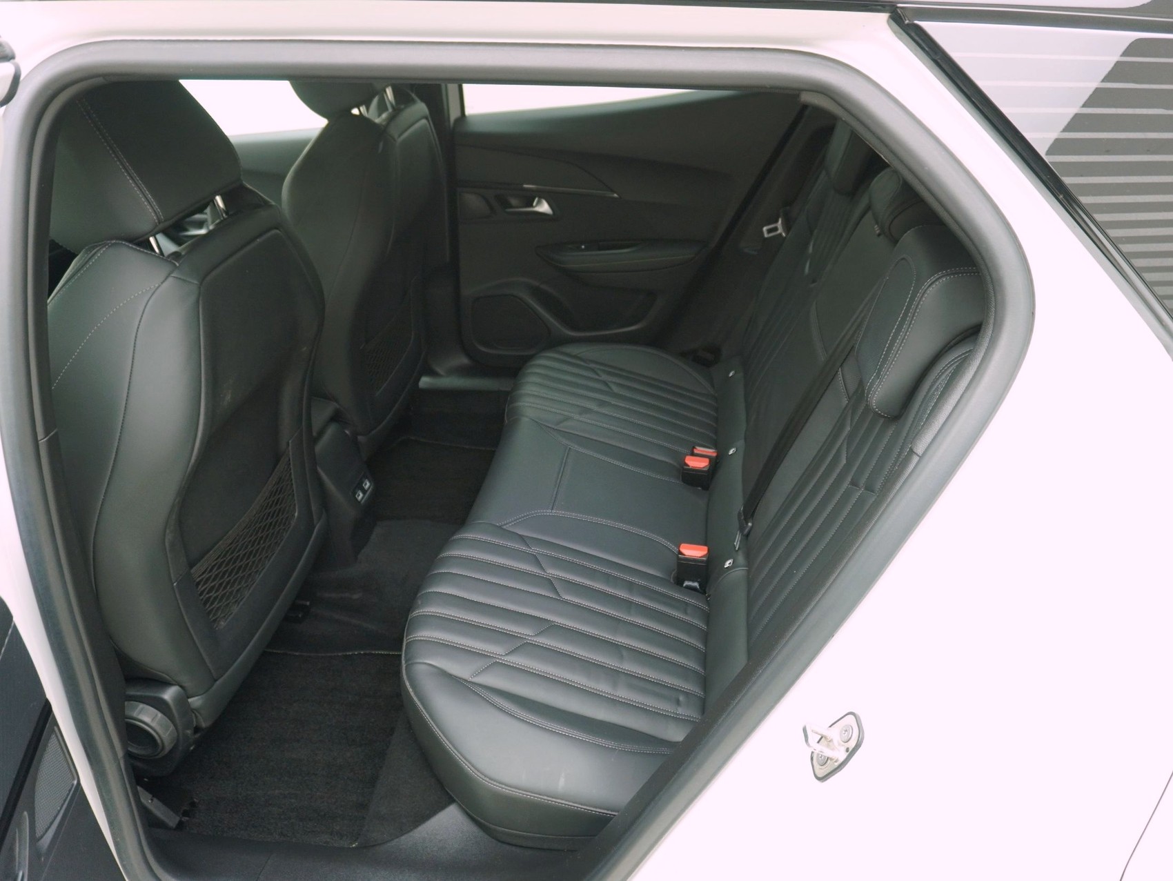 PEUGEOT 2008 e-GT-image-9