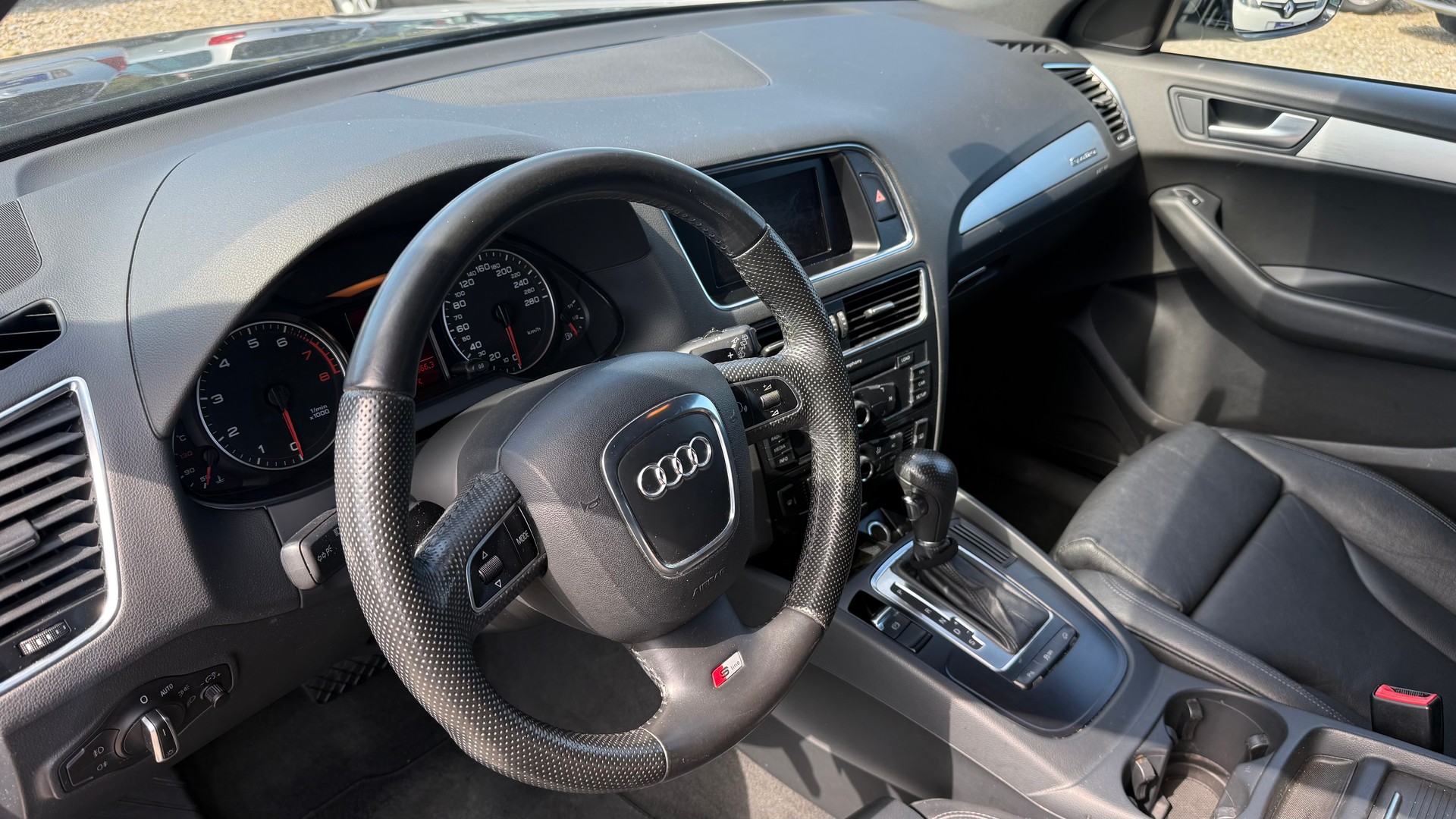 AUDI Q5 2.0 TFSI quattro S-tronic-showroom-element-1