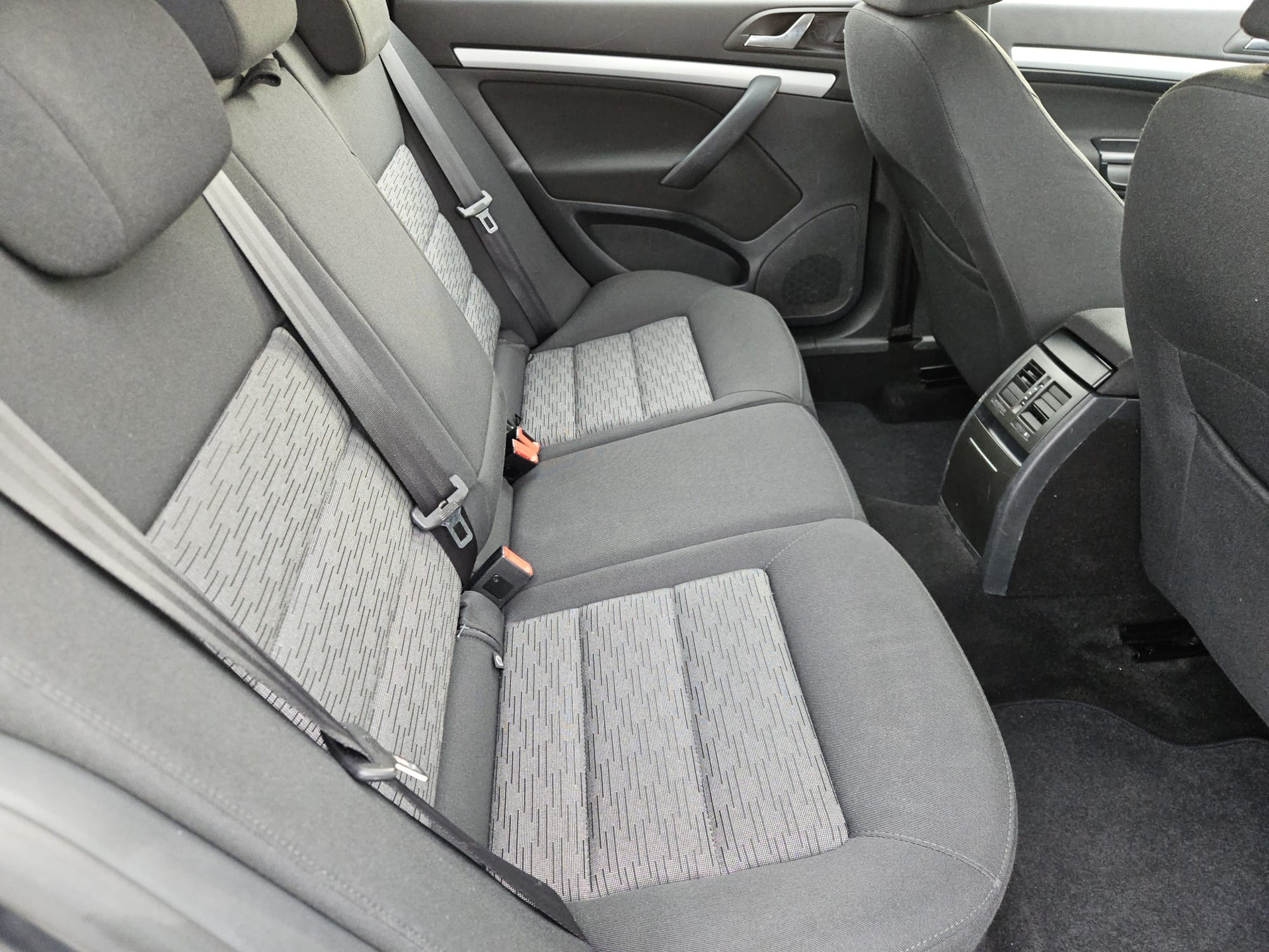 SKODA Octavia Combi 1.4 TSI Family-image-8