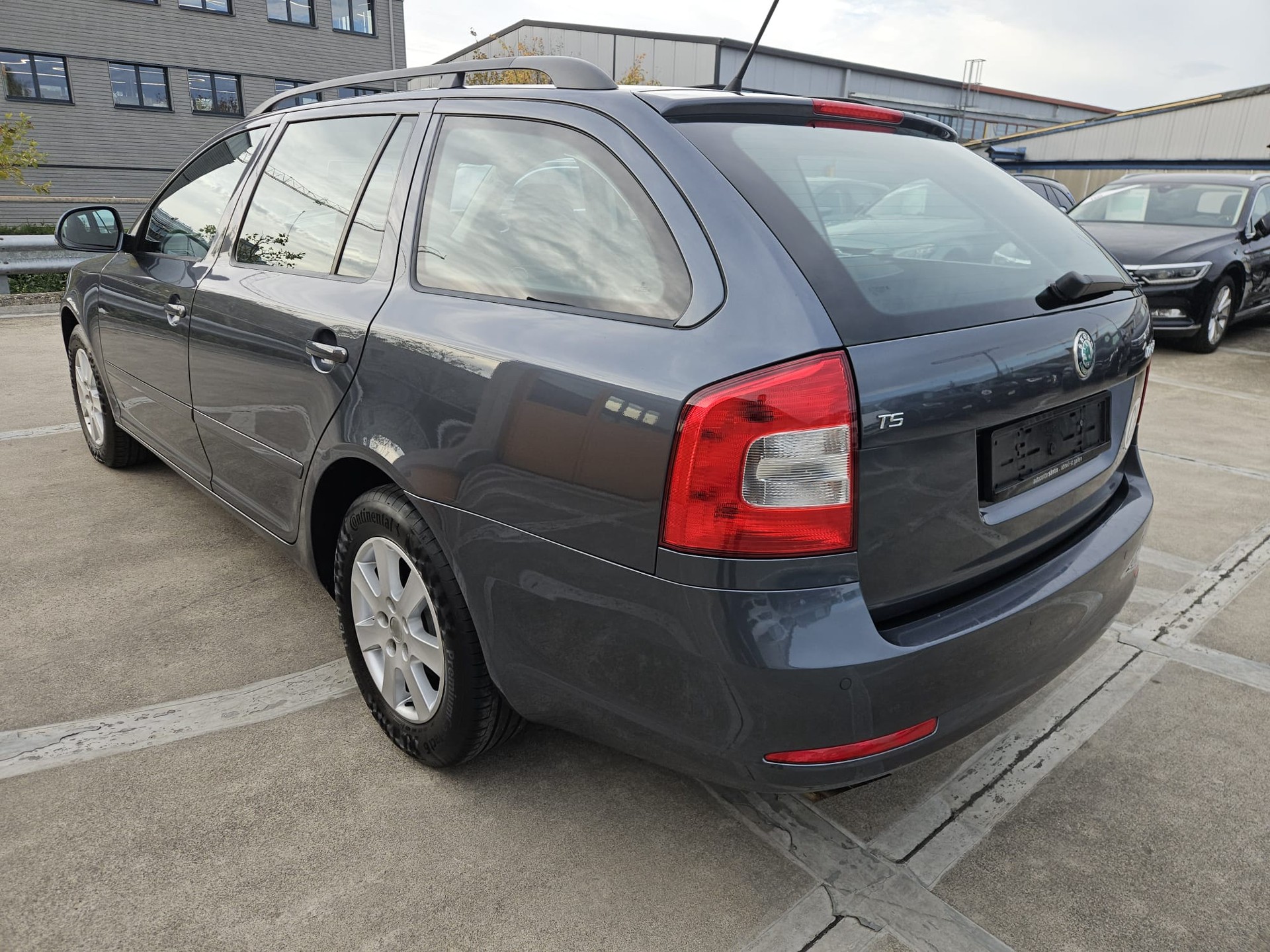 SKODA Octavia Combi 1.4 TSI Family-image-2