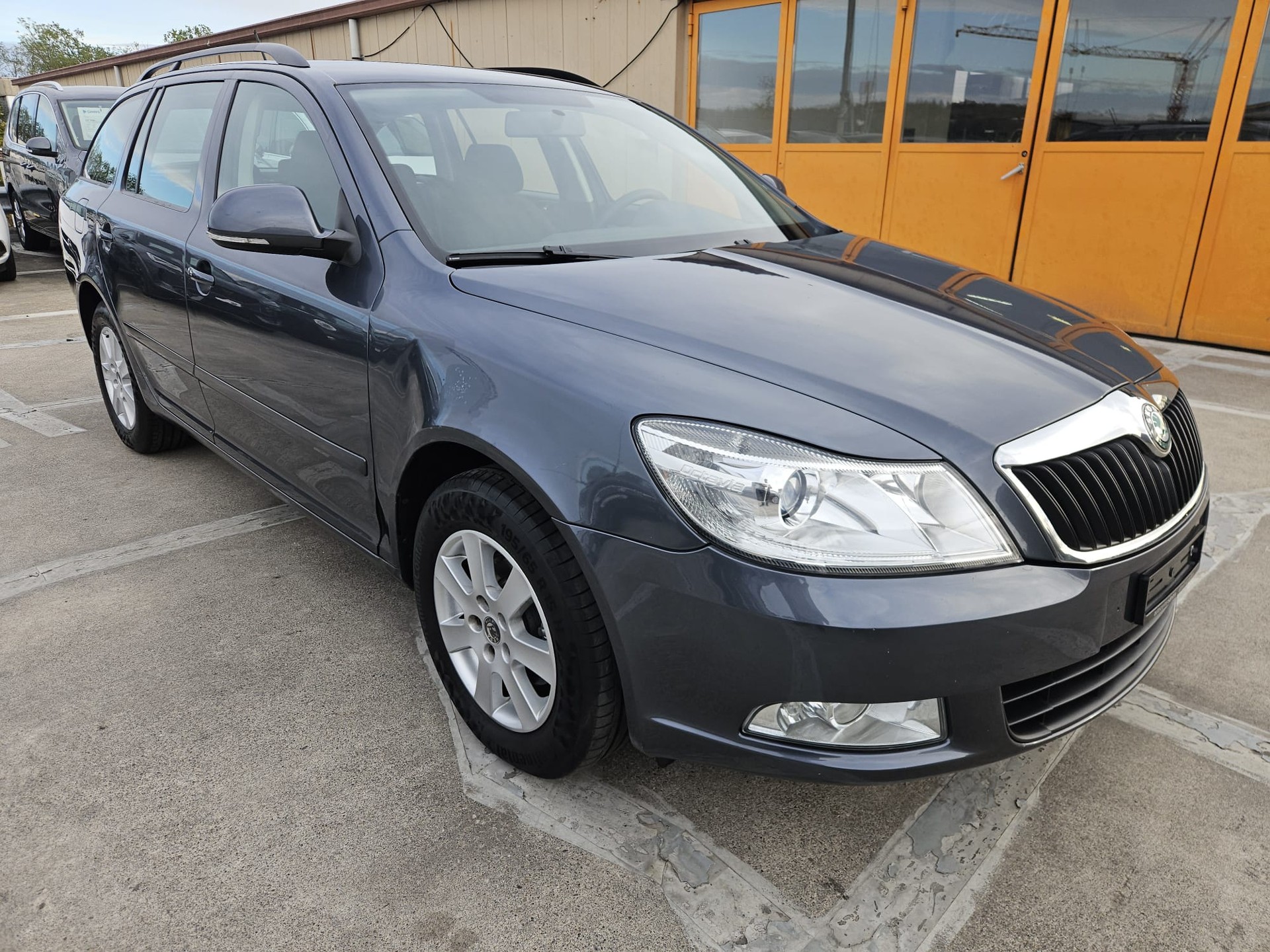 SKODA Octavia Combi 1.4 TSI Family-image-5