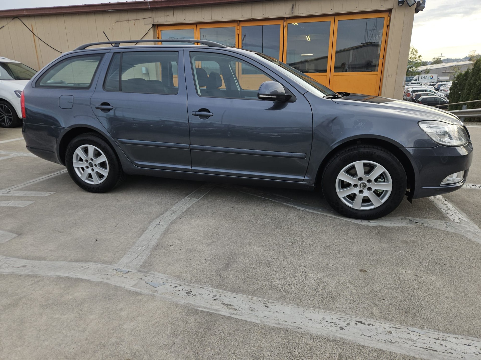 SKODA Octavia Combi 1.4 TSI Family-image-4