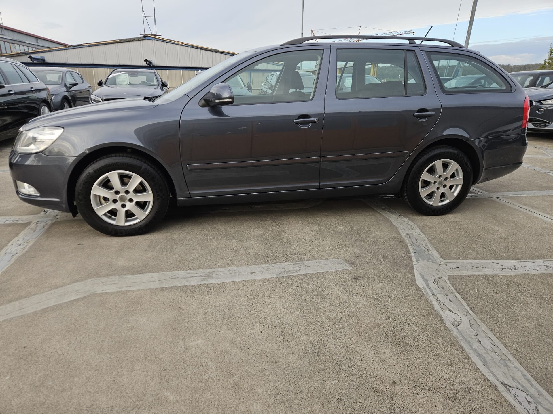 SKODA Octavia Combi 1.4 TSI Family-image-1