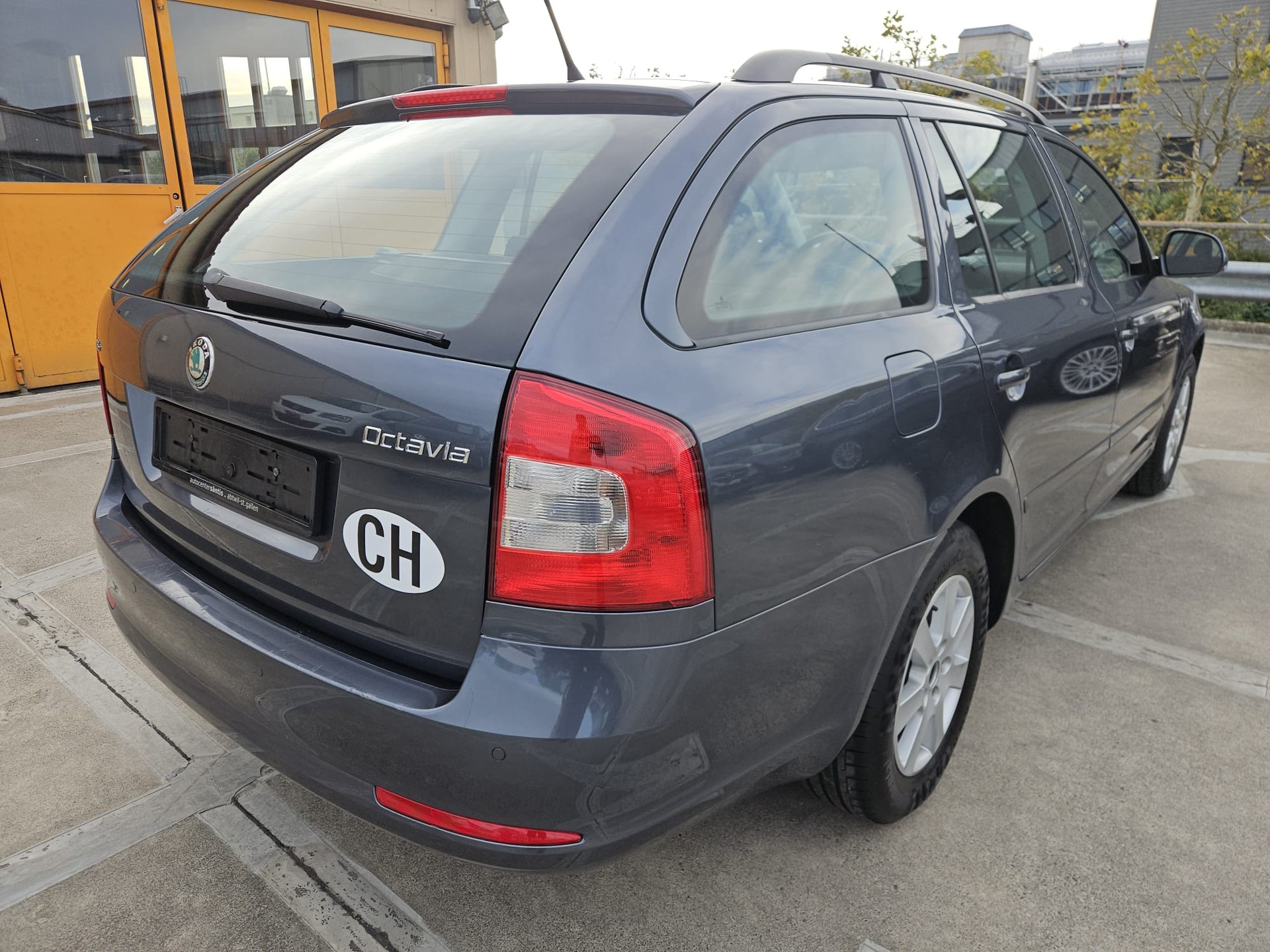 SKODA Octavia Combi 1.4 TSI Family-image-3