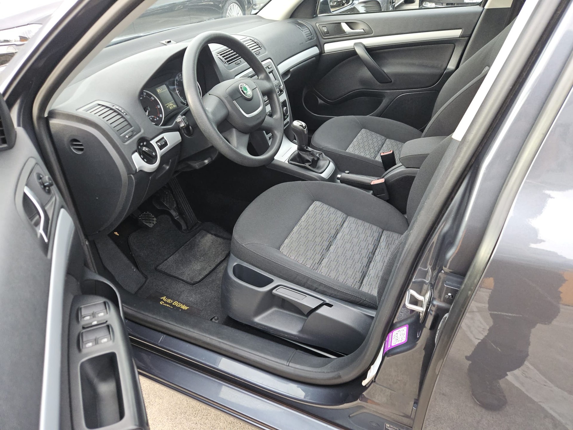 SKODA Octavia Combi 1.4 TSI Family-image-9